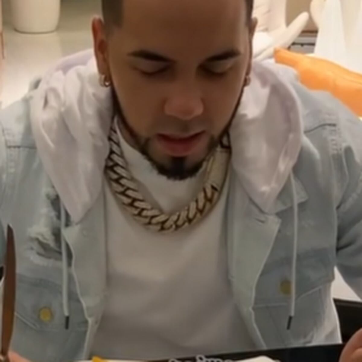 Con Nuevo Look Anuel Aa Primera Hora Para aquellas que buscan cambios drasticos en su imagen, una buena opcion puede ser ir por cortes de cabello corto, ya que estos cada vez ganan mas terreno en la moda actual, y para aquellas que asi lo deseen presentamos hoy. con nuevo look anuel aa primera hora