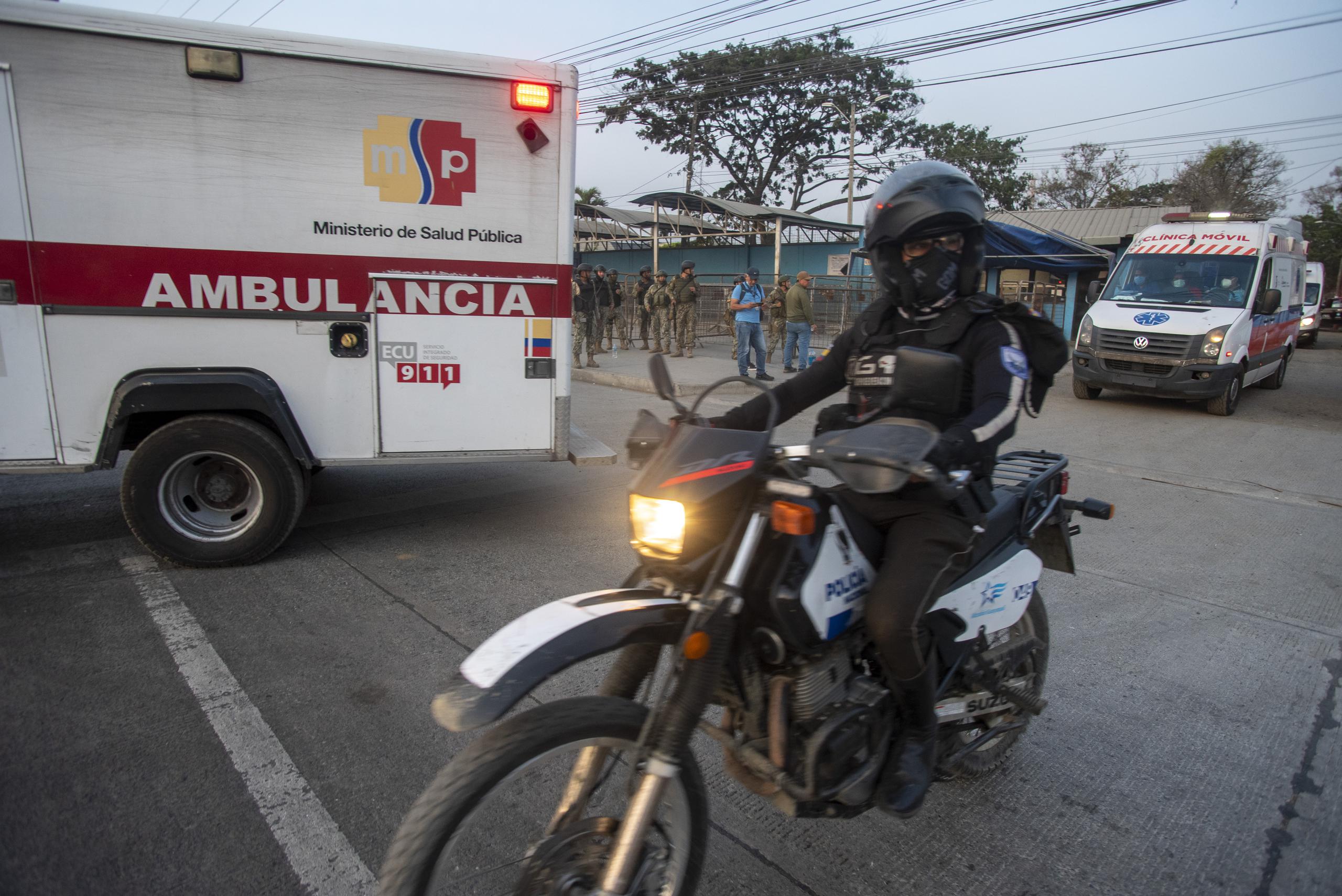 Ambulancias salen de la penitenciaría Litoral donde se presentó una riña entre policías y reos en Guayaquil, en Ecuador. (Foto de archivo/EFE/Mauricio Torres)