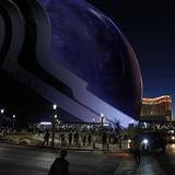 Detienen a un hombre tras escalar el inmenso domo Sphere en Las Vegas