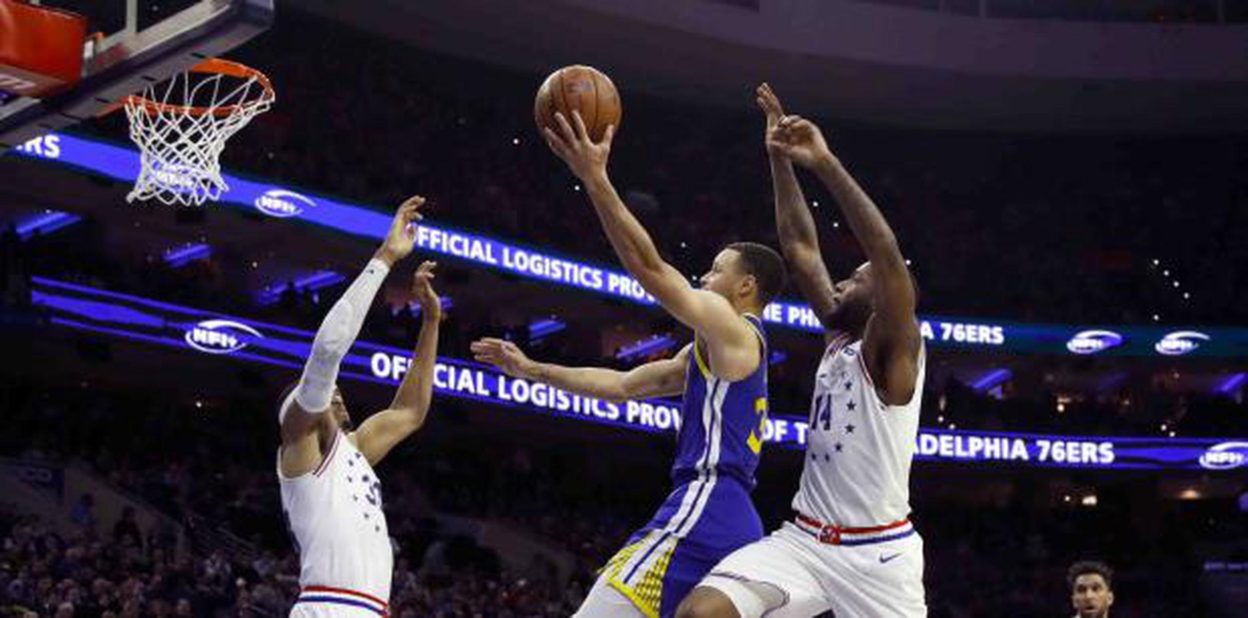 ?Stephen Curry logró 28 puntos tras superar un problema de faltas y los Warriors de Golden State desataron una ofensiva postrera para ganar el sábado 120-117 a los 76ers de Filadelfia. (AP)