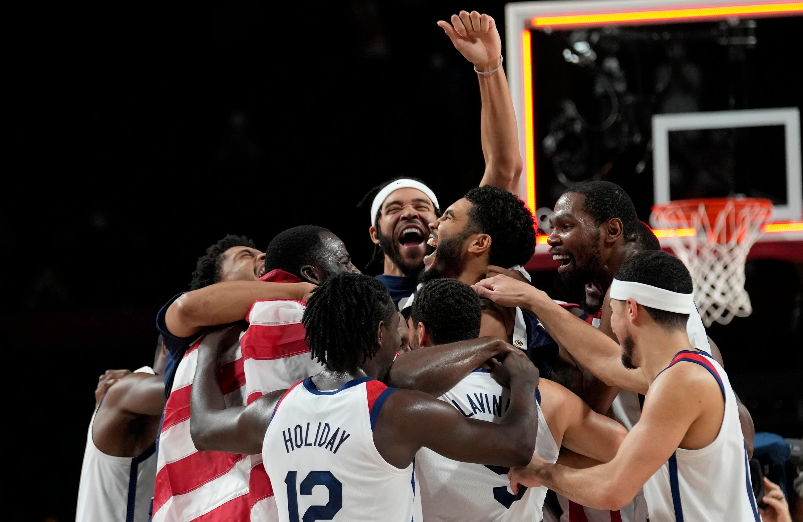 El equipo de Estados Unidos celebra su medalla de oro en el baloncesto masculino.