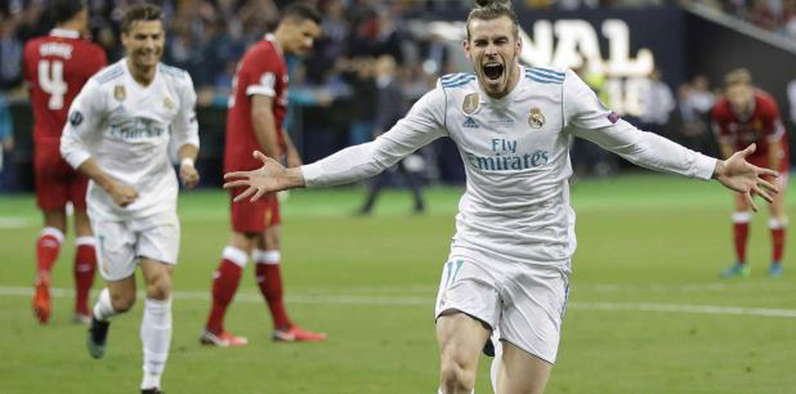 Gareth Bale festeja tras anotar el segundo gol del Real Madrid en la final de la Liga de Campeones ante Liverpool. (AP / Sergei Grits)