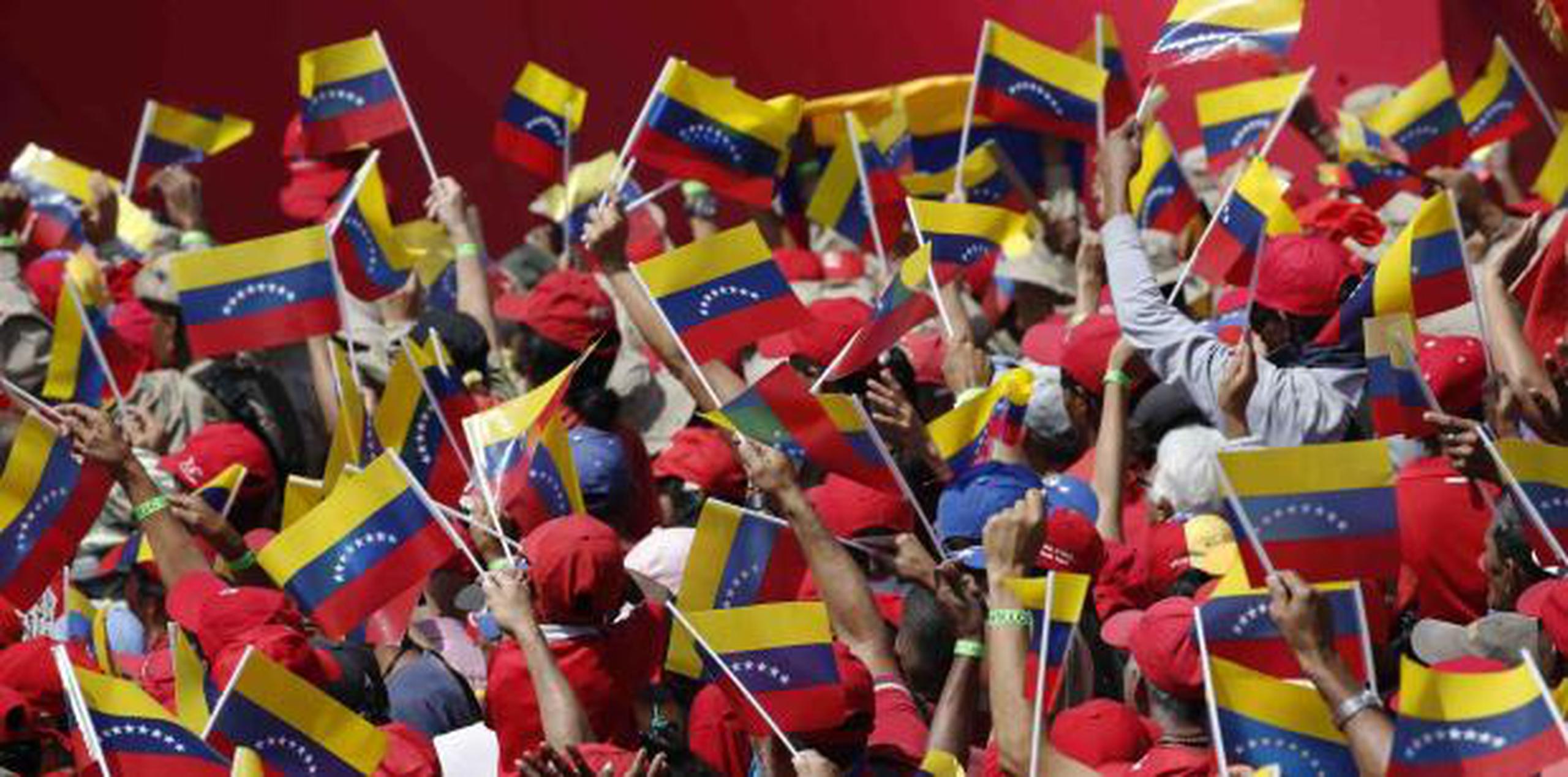 Seguidores de Maduro le expresan su apoyo en una manifestación este fin de semana en Venezuela. (AP)