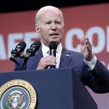 Biden exige más restricciones a venta de armas tras un año de la masacre de Uvalde