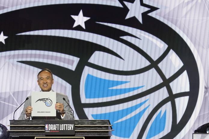 El subcomisionado de la NBA, Mark Tatum, anuncia que el Magic de Orlando ganó la lotería del Draft y elegirá primero en el Draft del 2022.