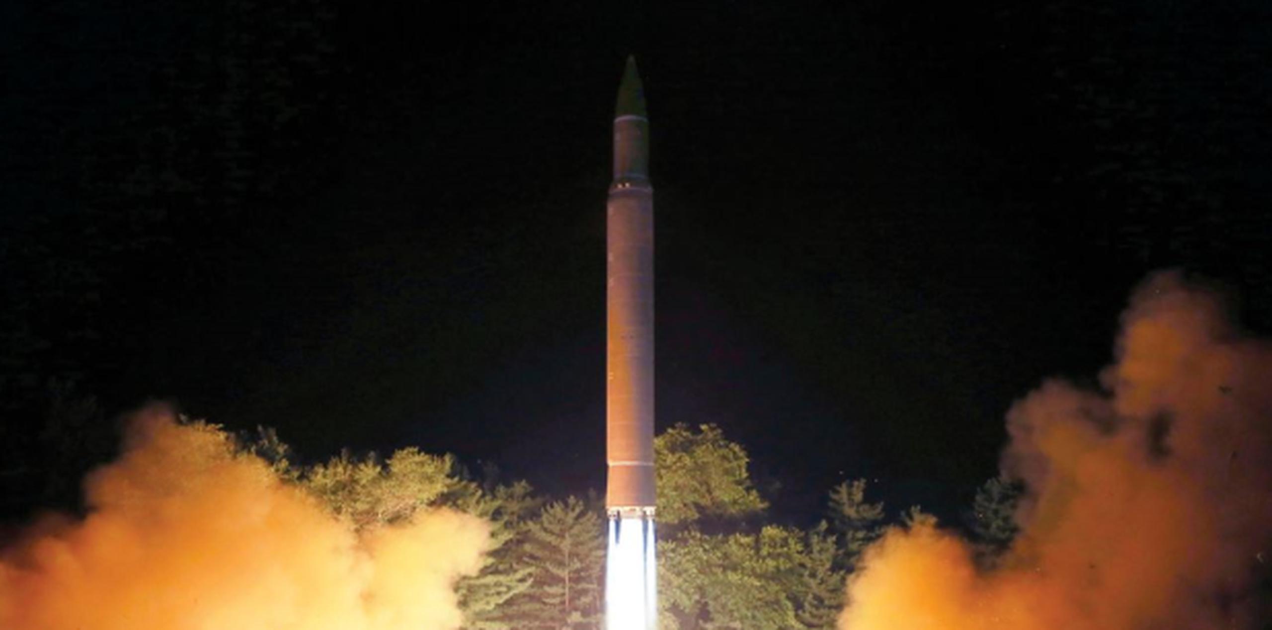 Expertos dijeron que aunque los misiles de Pyongyang sean lanzados a manera de prueba, Washington estaría obligado a interceptarlos, lo cual podría generar una escalada mayor de tensión. (AP)