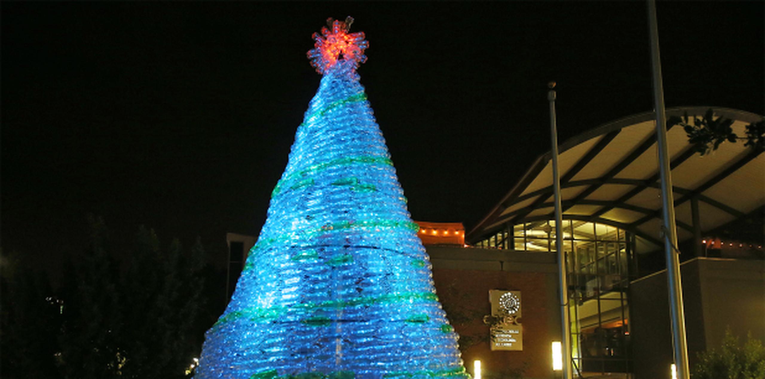 El árbol navideño que adornaba la plazoleta frente a la sede del Centro fue construido con botellas plásticas de refresco. (jose.candelaria@gfrmedia.com)