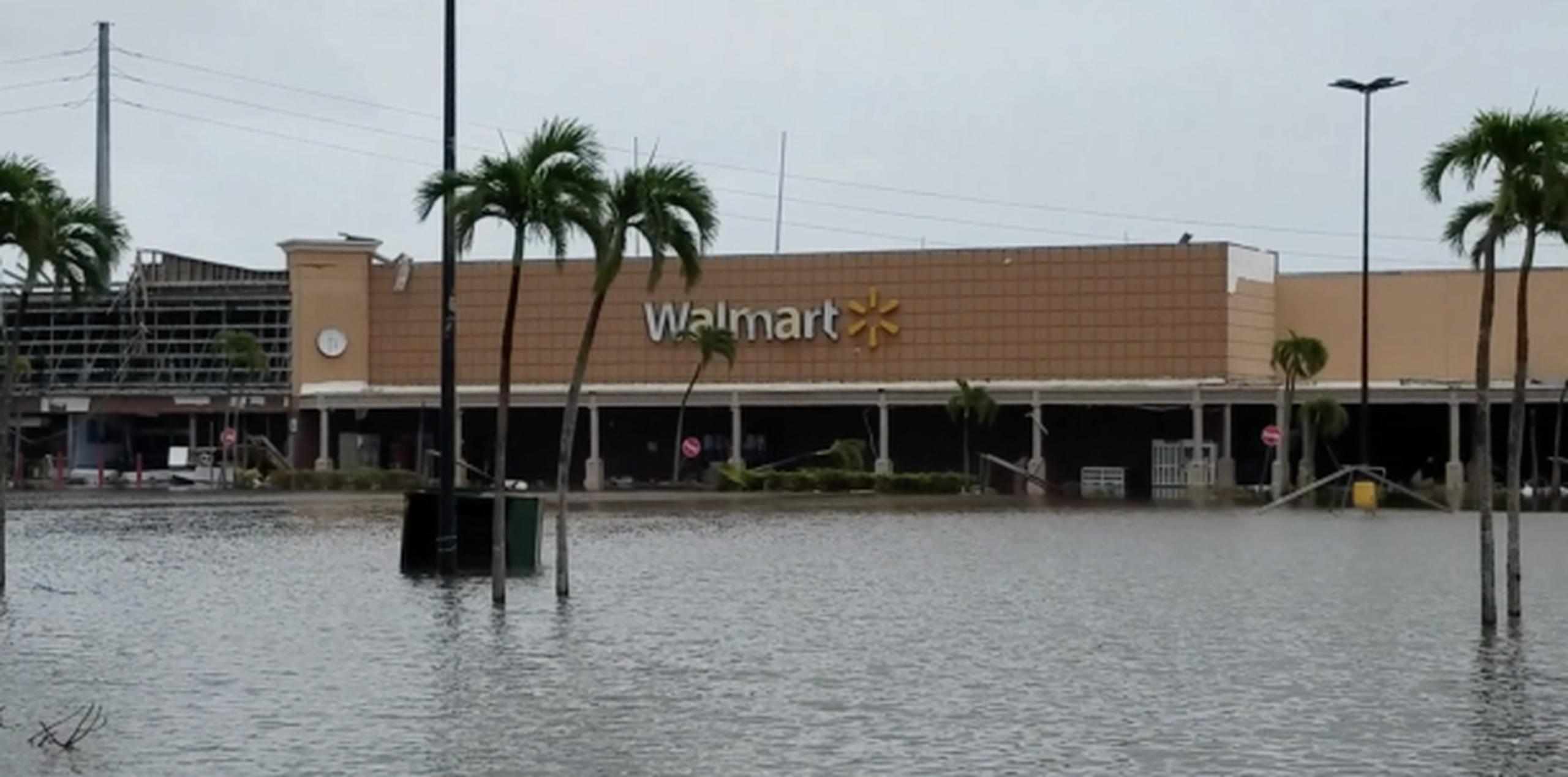 El centro comercial donde ubica Walmart quedó bajo agua. (Captura vídeo)