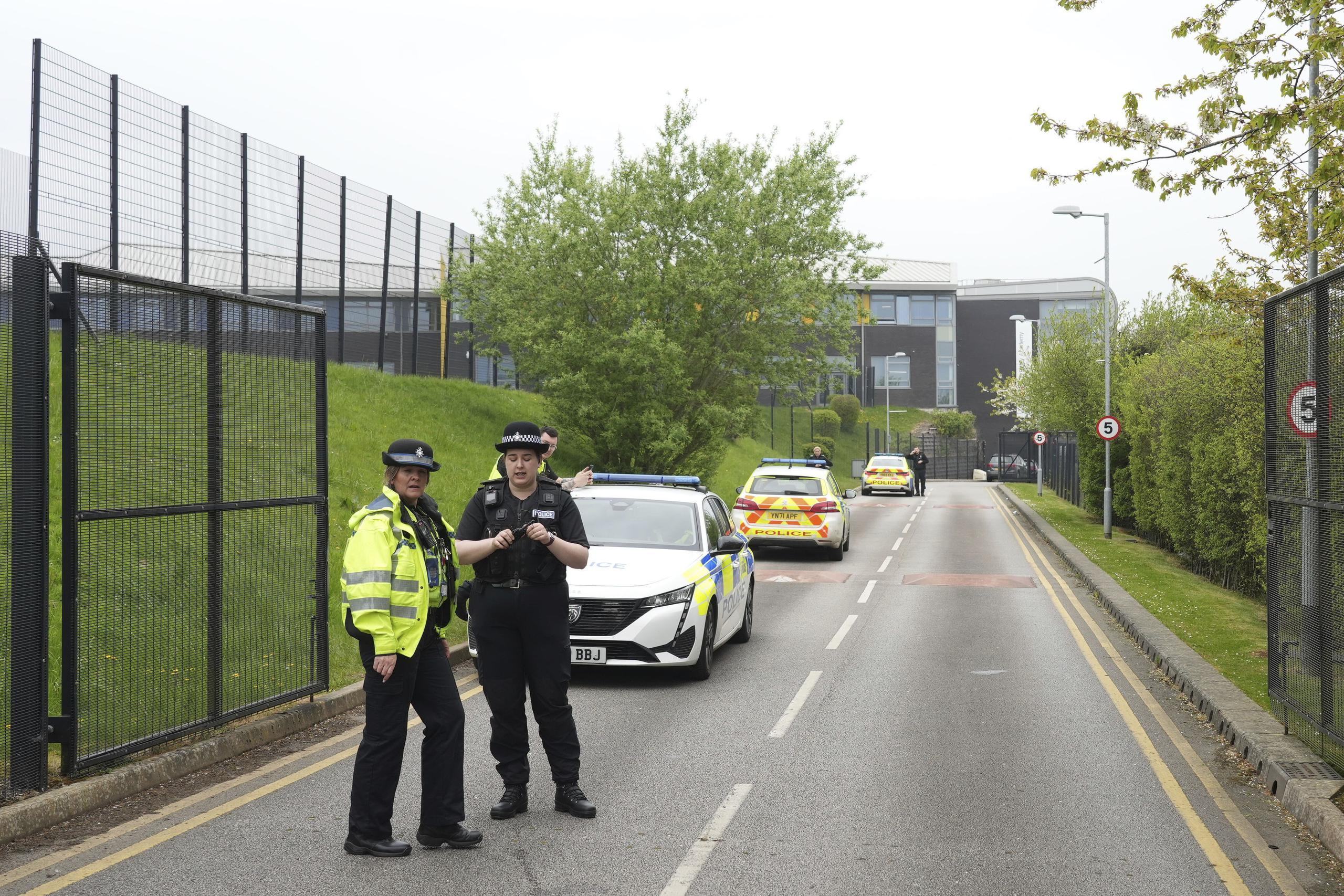 Policías montan guardia ante la Birley Academy en Sheffield, en el norte de Inglaterra, el miércoles 1 de mayo de 2024. (Dominic Lipinski/PA via AP)