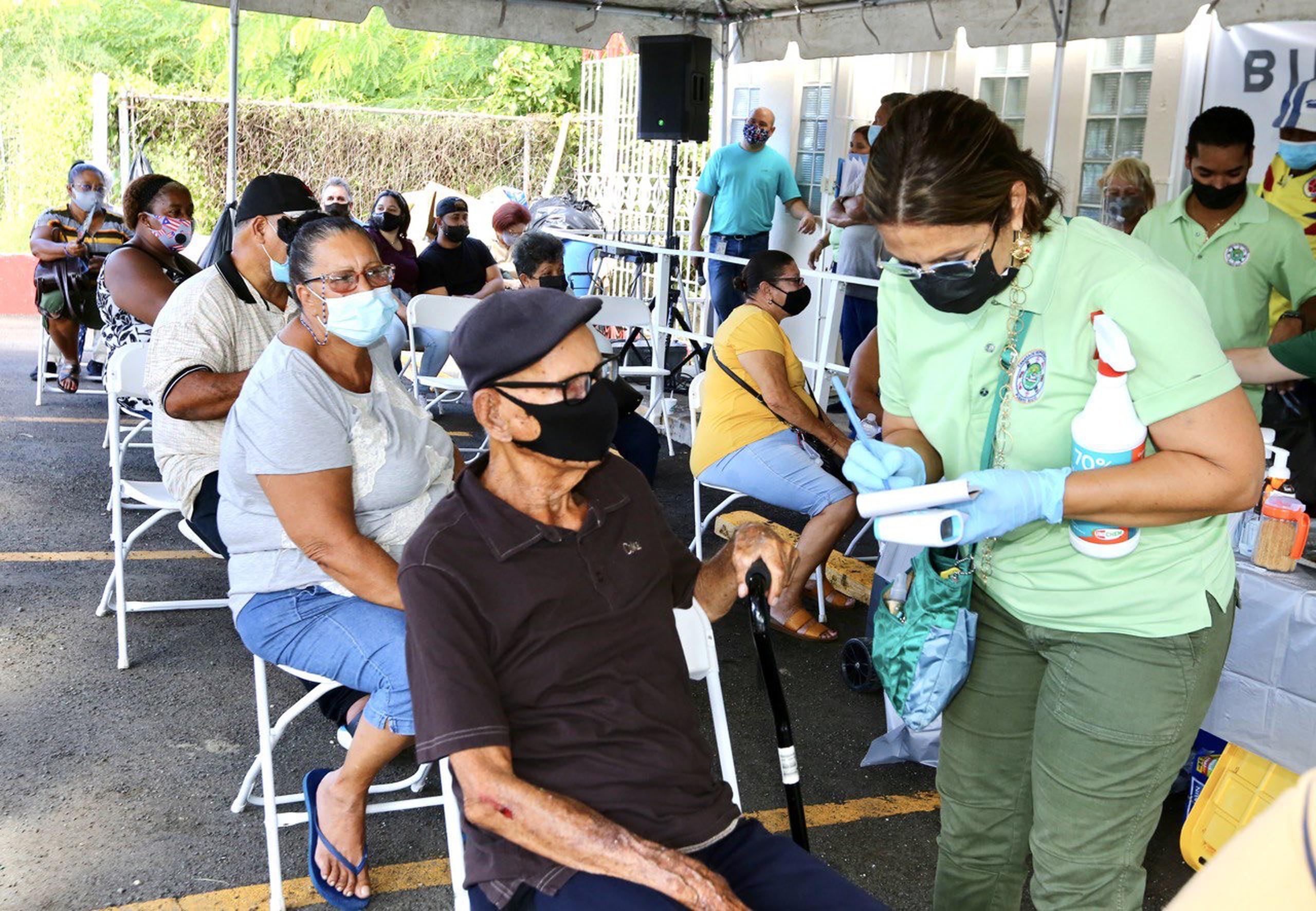 Personal médico, incluyendo enfermeras, así como voluntarios estuvieron asistiendo a los ciudadanos durante el proceso de pruebas.