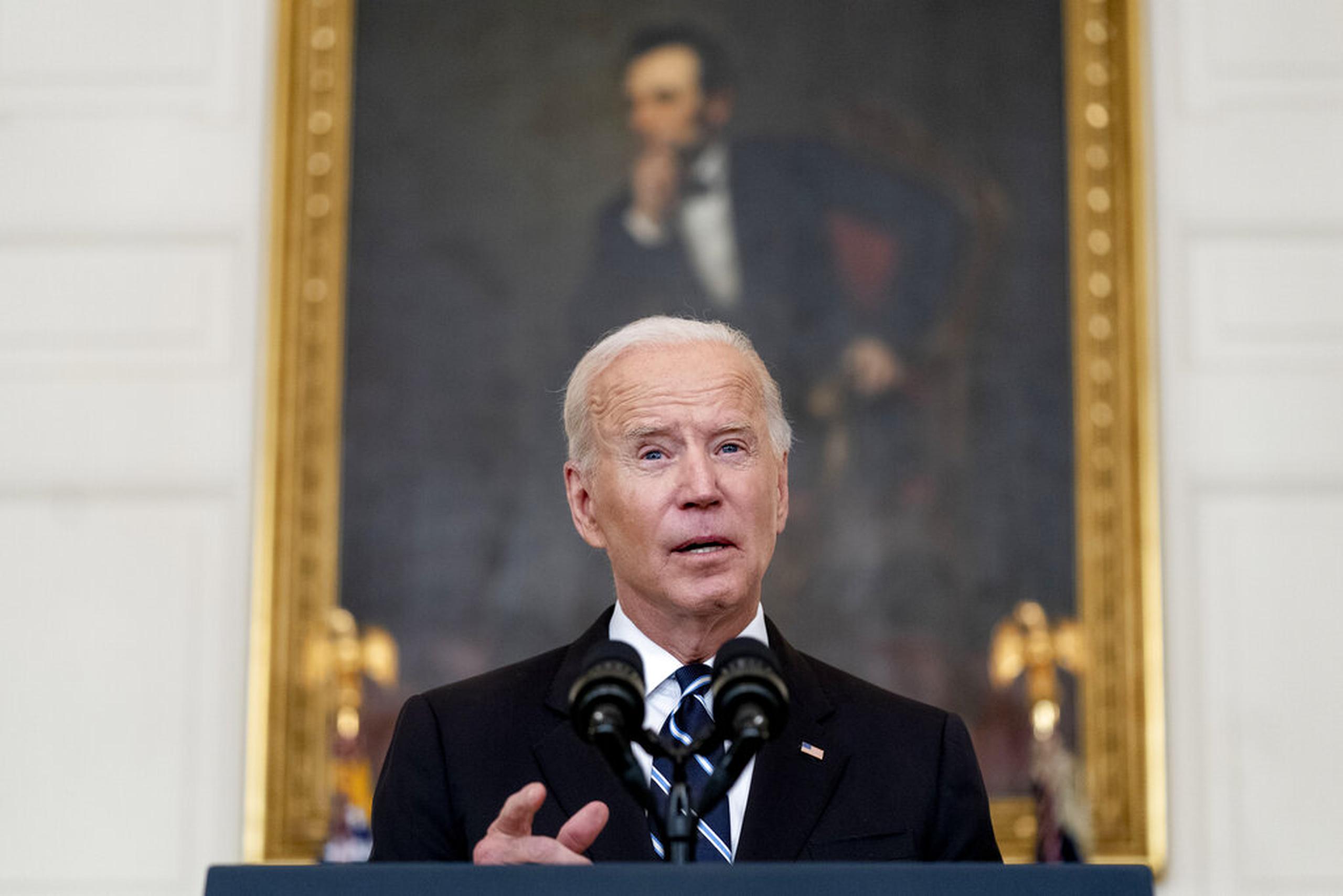 El presidente Joe Biden habla en el Comedor Estatal de la Casa Blanca.