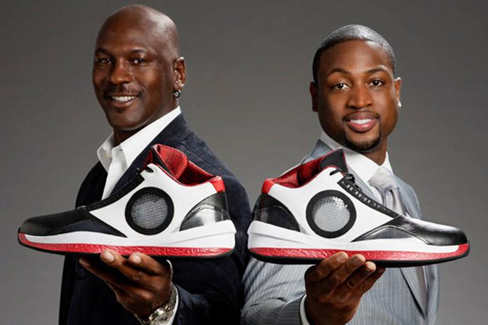 En su 25 aniversario, las Air Jordan 2010 salieron con un círculo a los lados transparentes que simbolizaban una mirada al interior del juego de Jordan. La empresa Jordan Brand contrata a Dwayne Wade como imagen de la marca. (The Associated Press)