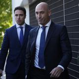 Juez español confirma que Rubiales irá a juicio por besar a jugadora en final del Mundial