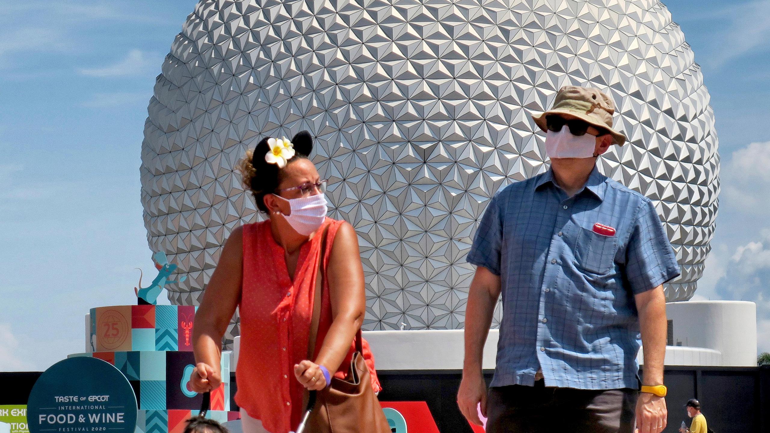 Visitantes llegan el día de la reapertura de Epcot en Walt Disney World, en Lake Buena Vista, Florida