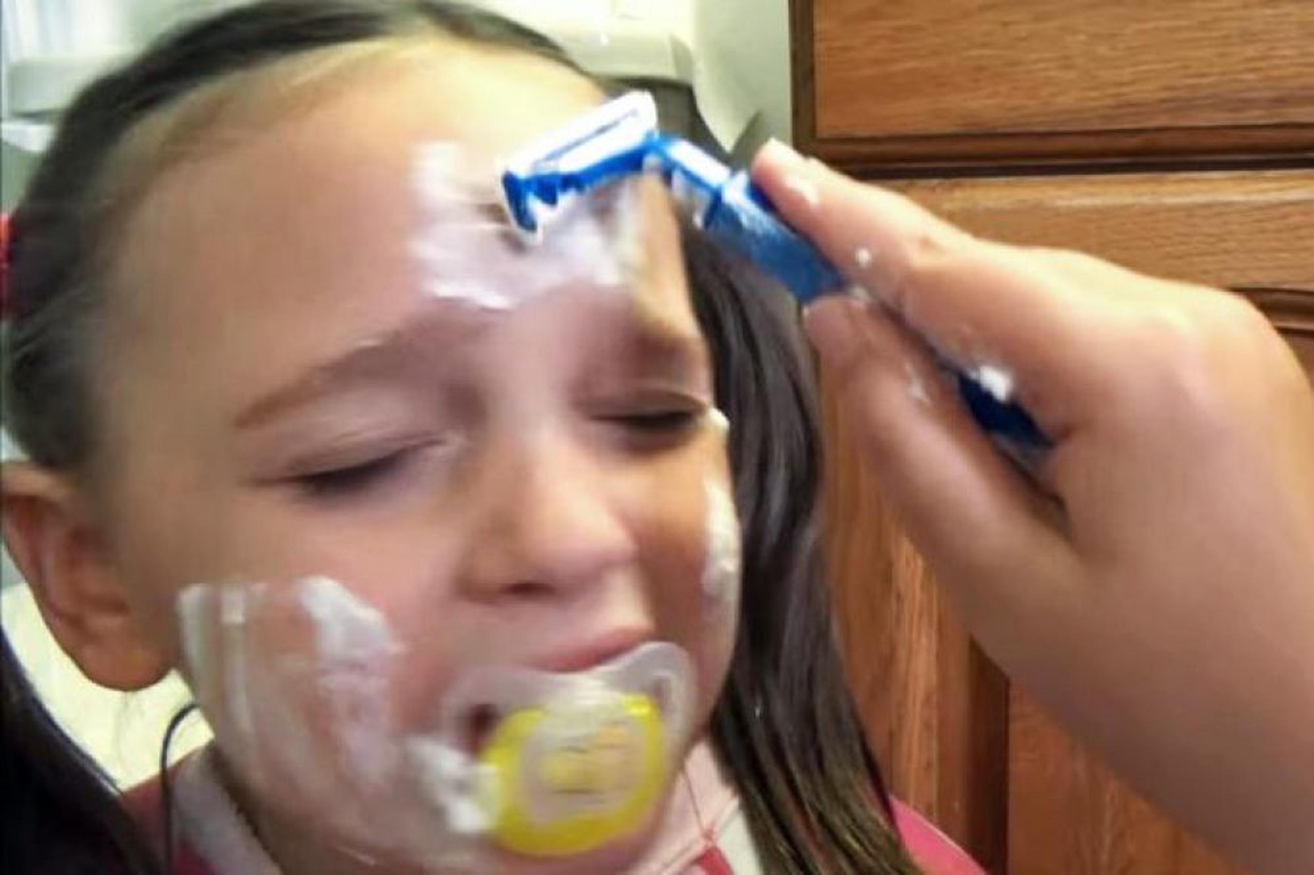 Escenas como esta, en la que Chism parece afeitar el rostro de su hija, eran comunes en las últimas publicaciones. (YouTube)