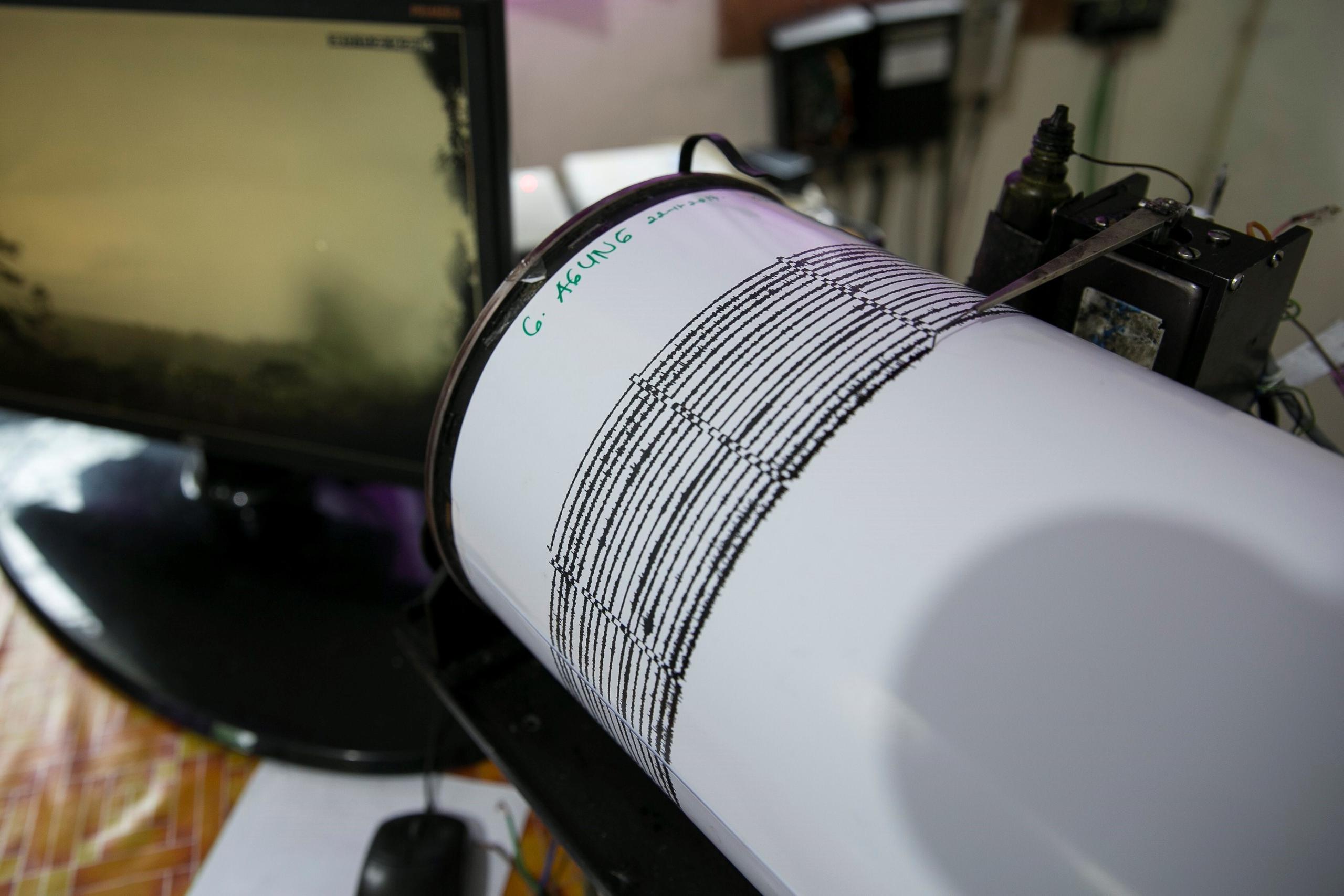 El terremoto ha estado acompañado por decenas de réplicas, la más fuerte de magnitud 5.6, apunta el departamento de meteorología.
