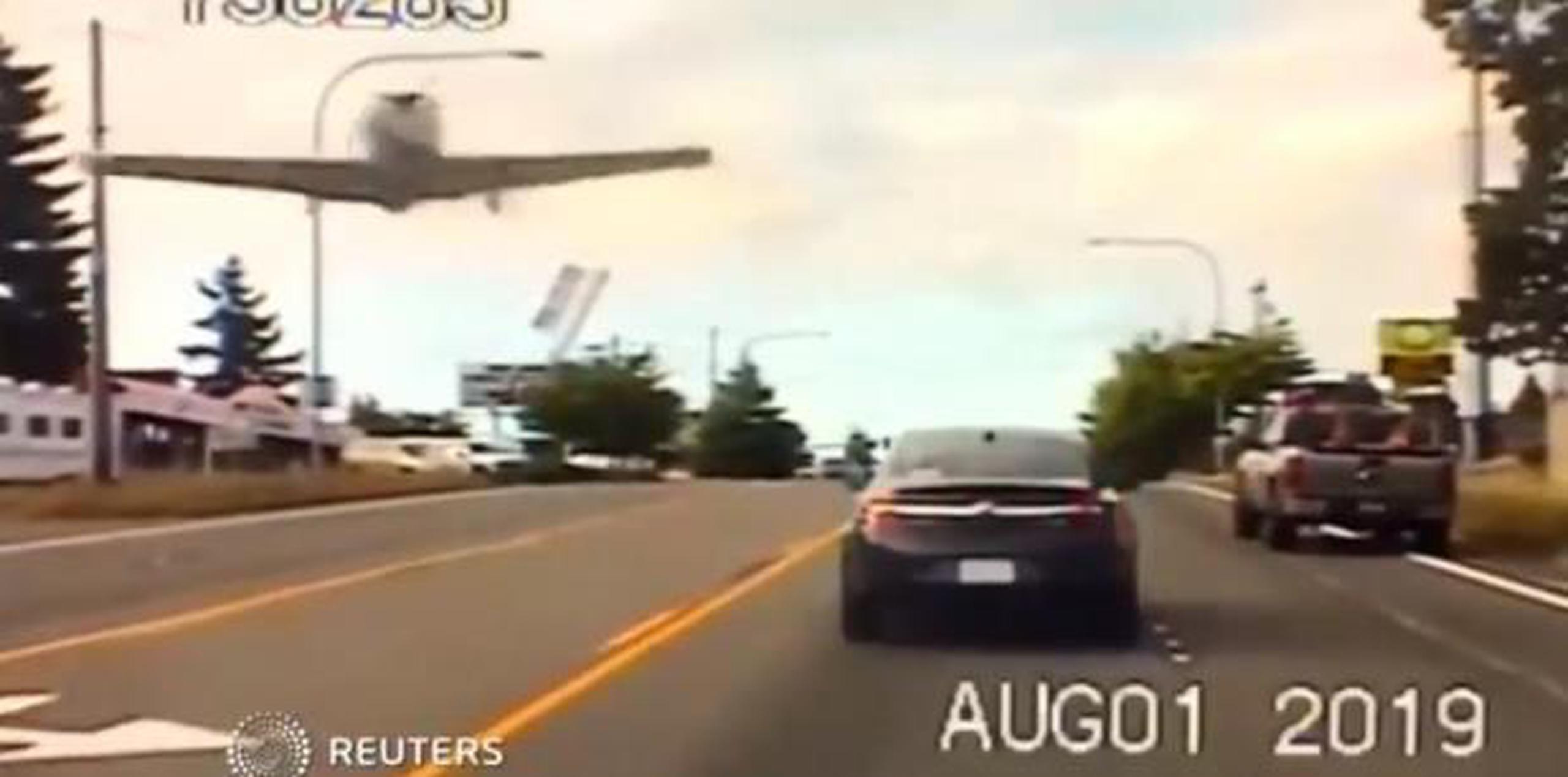 Avioneta aterriza de emergencia en carretera y causa pánico en Washington. (Captura)