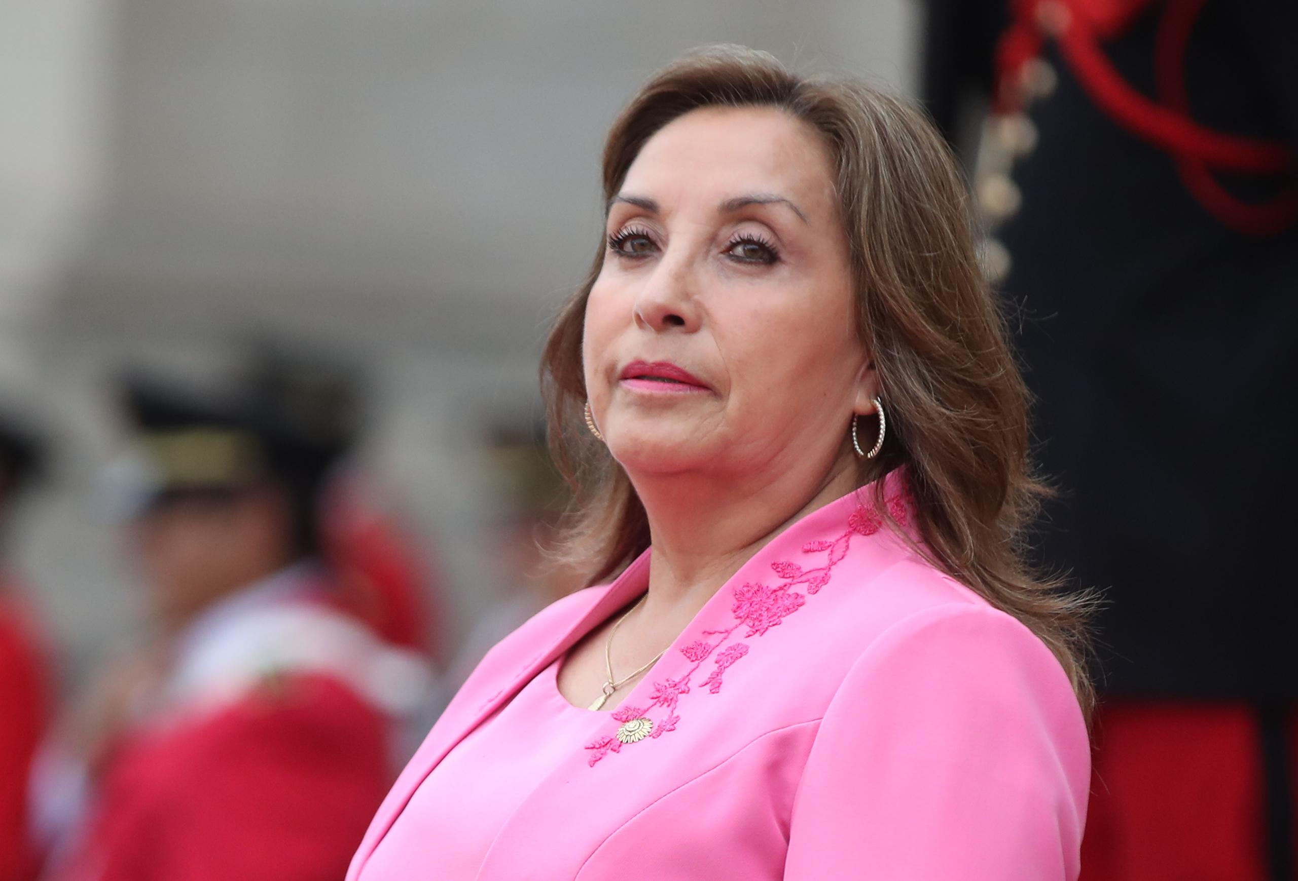 Durante el incidente, que fue captado en video, una mujer logró burlar la seguridad de la presidenta de Perú y le haló los cabellos.