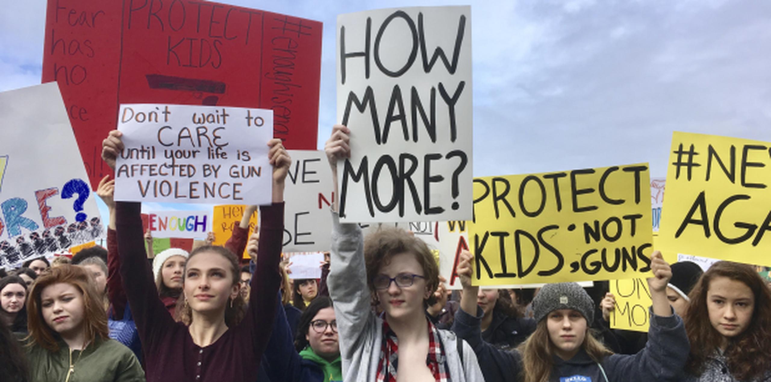 El pasado 14 de marzo estudiantes de la escuela superior Roosevelt participaron en una protesta contra la violencia armada en Seattle. (AP)