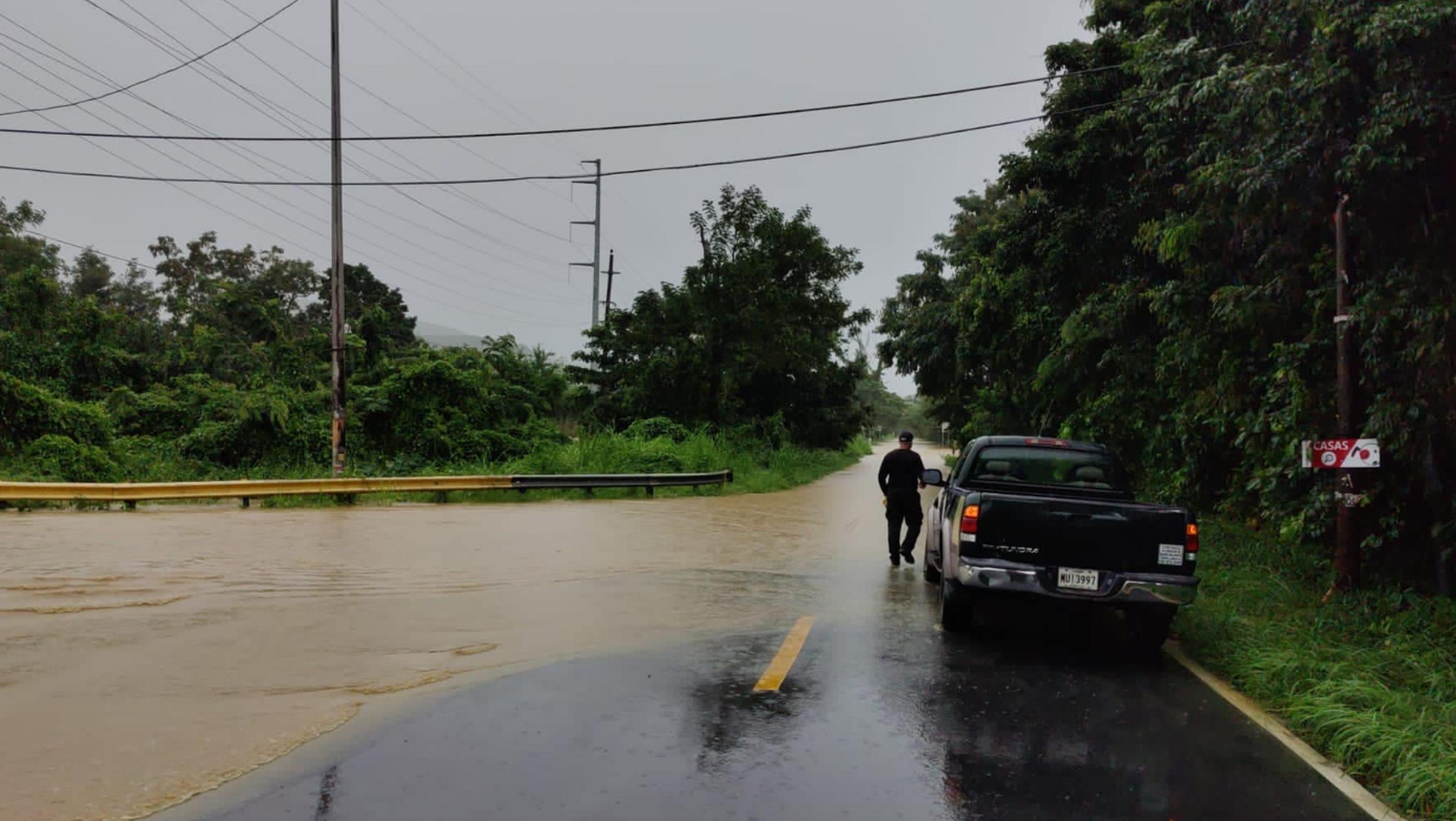La carretera PR-31 quedó inundada nuevamente tras las fuertes lluvias de las pasadas horas.