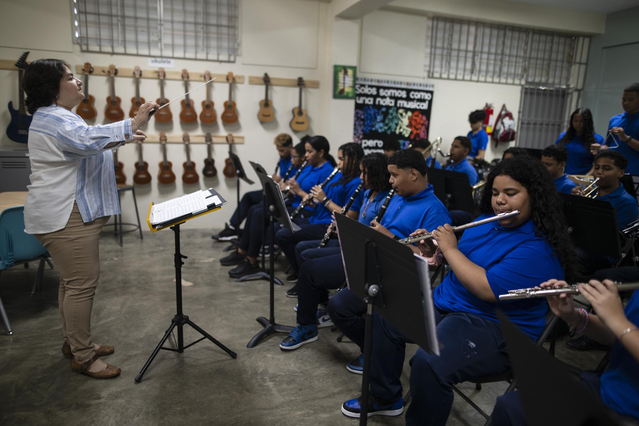 La maestra Brenda Oramas Irizarry está tan comprometida con el desarrollo y crecimiento de la banda escolar que ha llegado al punto de invertir su dinero en la compra de instrumentos.