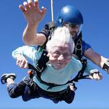 Abuela se zumba en paracaídas a sus 104 años