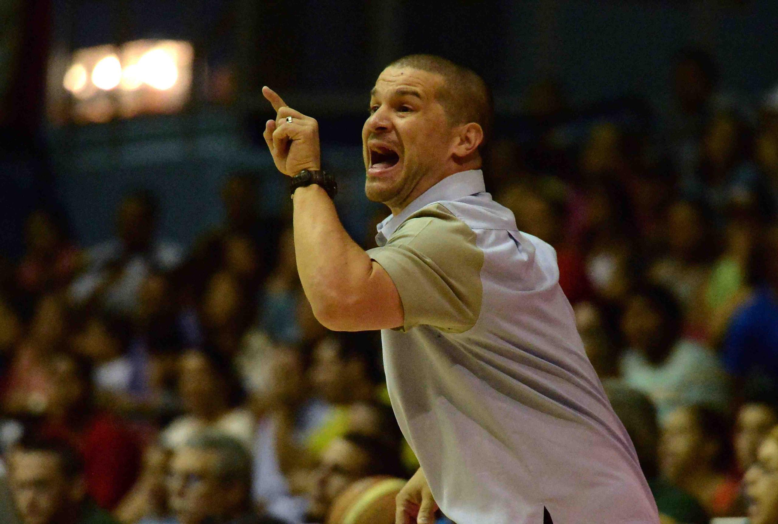 El técnico Juan Cardona tuvo marca de 4-7 al mando de los Atenienses. (GFR Media)