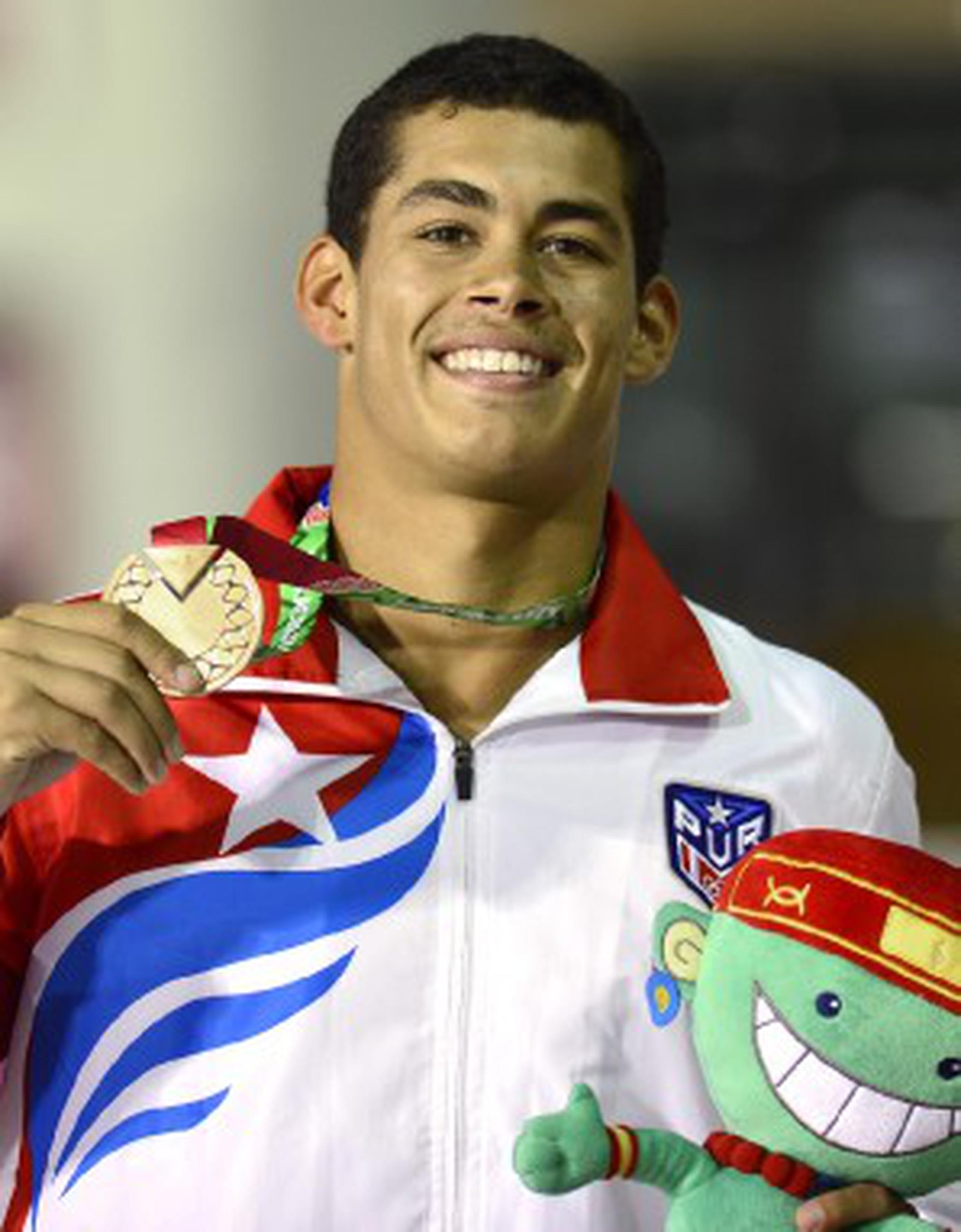 Rafael Quintero muestra con orgullo la medalla de bronce que ganó en 10 metros plataforma. (Enviado especial / gerald.lopez@gfrmedia.com)
