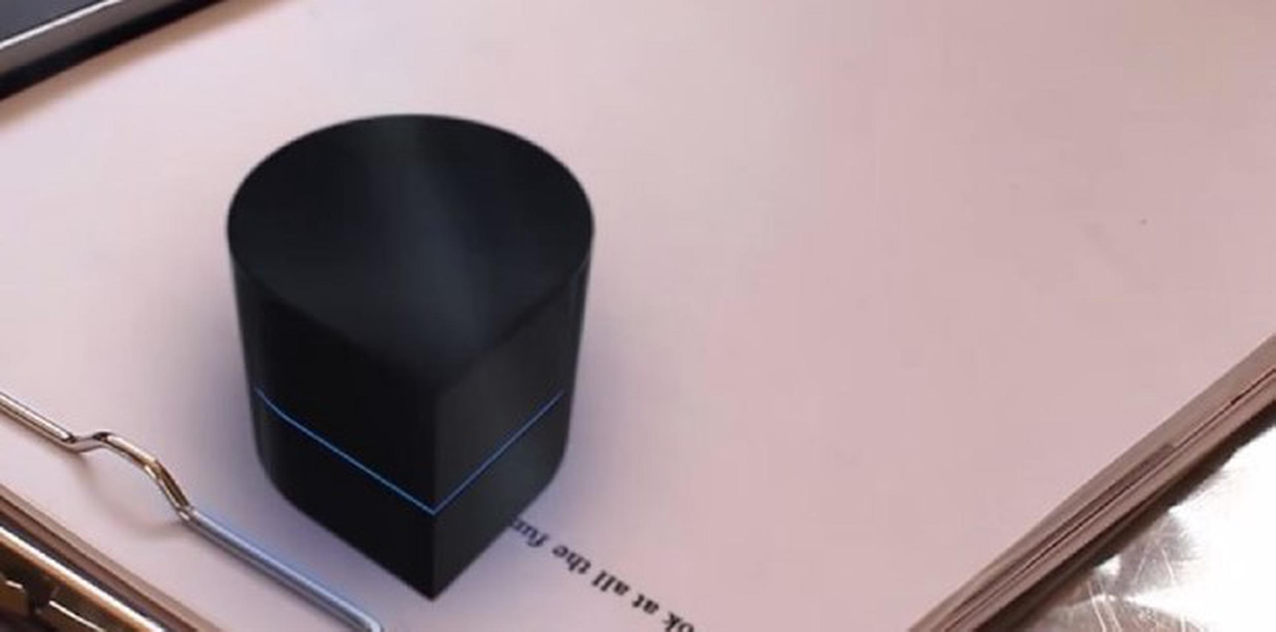 Zuta Pocket Printer es un robot en forma de lágrima que luego de recibir la señal inalámbrica de imprimir desde el dispositivo móvil o la laptop, recorre la superficie del papel para trasladar la información en forma física. (YouTube)