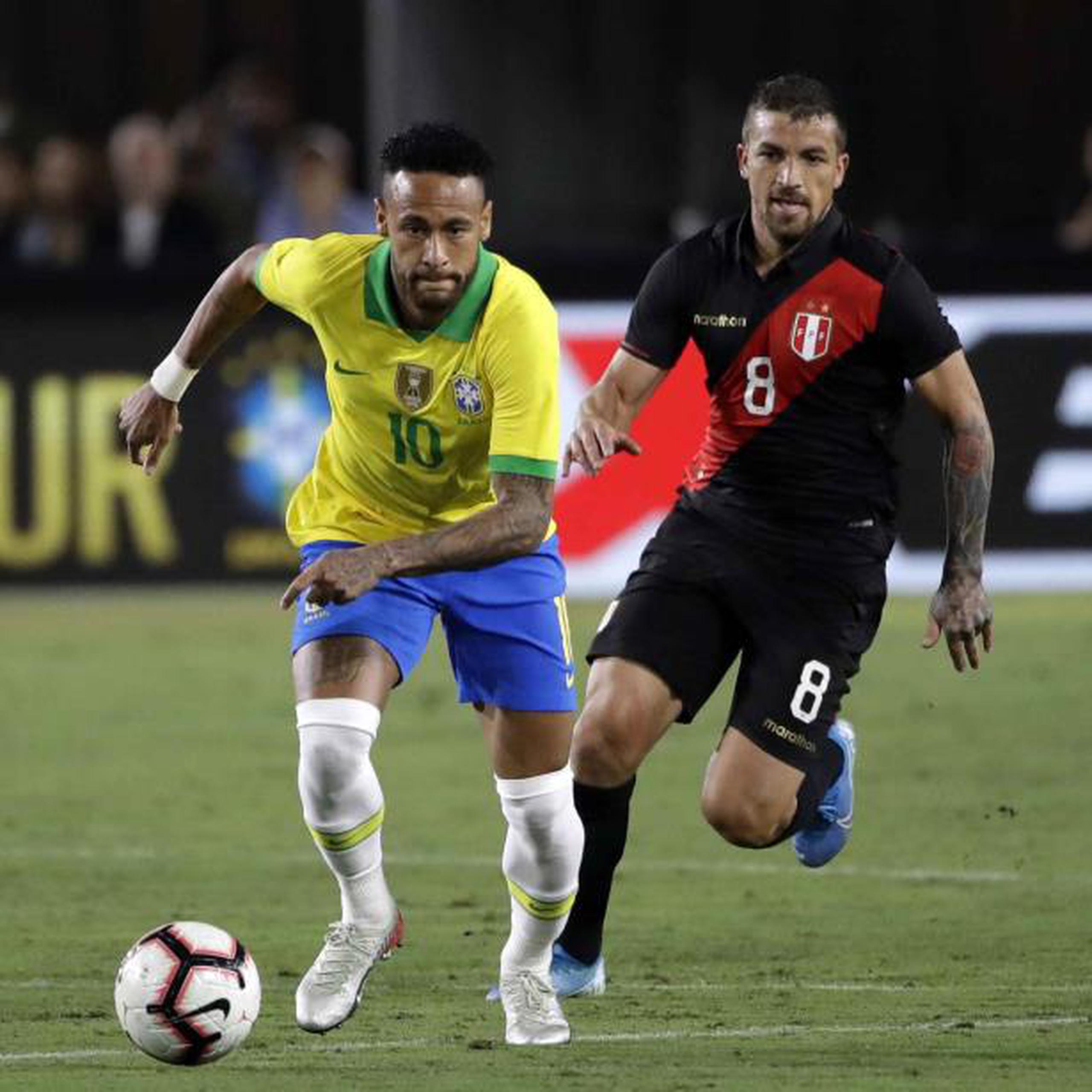 Neymar (10) ha estado jugando recientemente con la selección de Brasil. (AP / Marcio José Sánchez)
