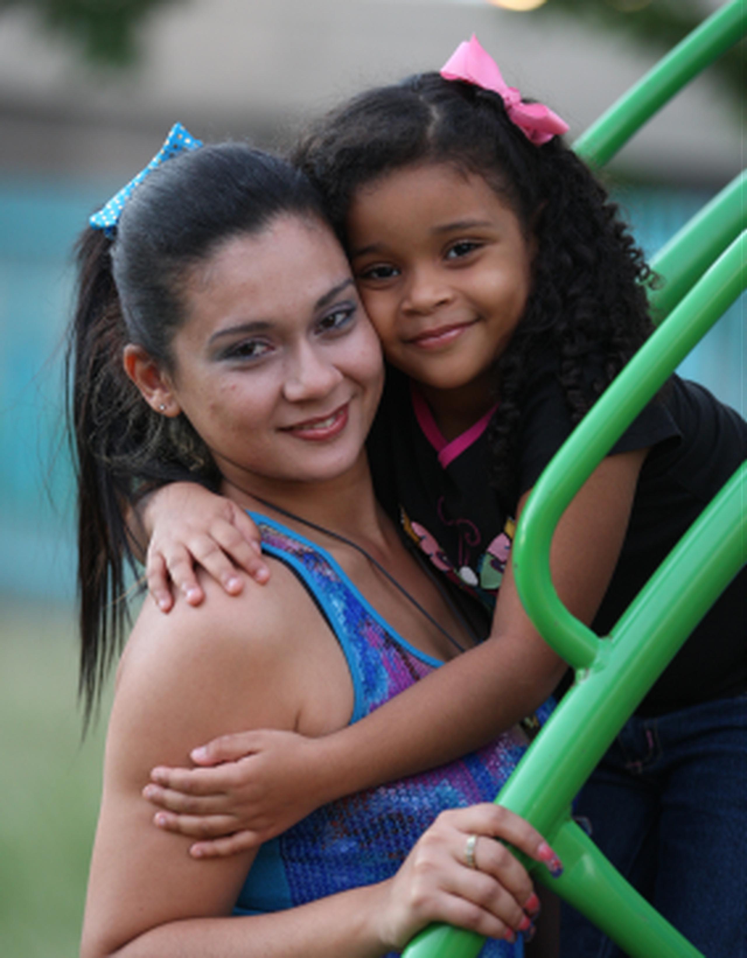 La pequeña de  cinco años Jeryanne Calderón tiene claro que “las balas matan y ponen a las personas tristes”. En la foto, la acompaña su madre Thaíri Pérez.(jose.candelaria@gfrmedia.com)