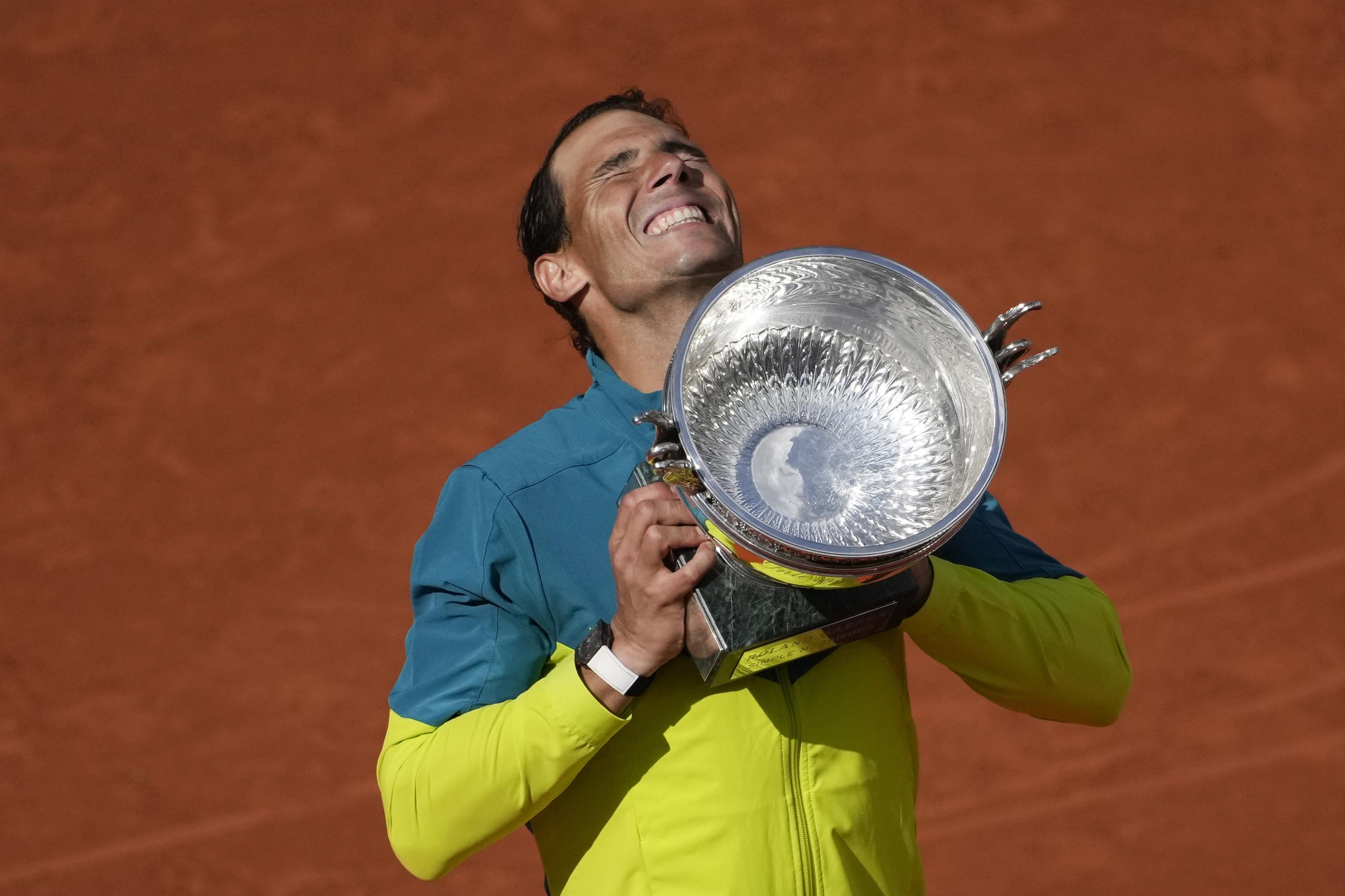 Rafael Nadal alza el trofeo de campeón del Abiero de Francia tras derrotar a Casper Ruud en la final, el 5 de junio de 2022.
