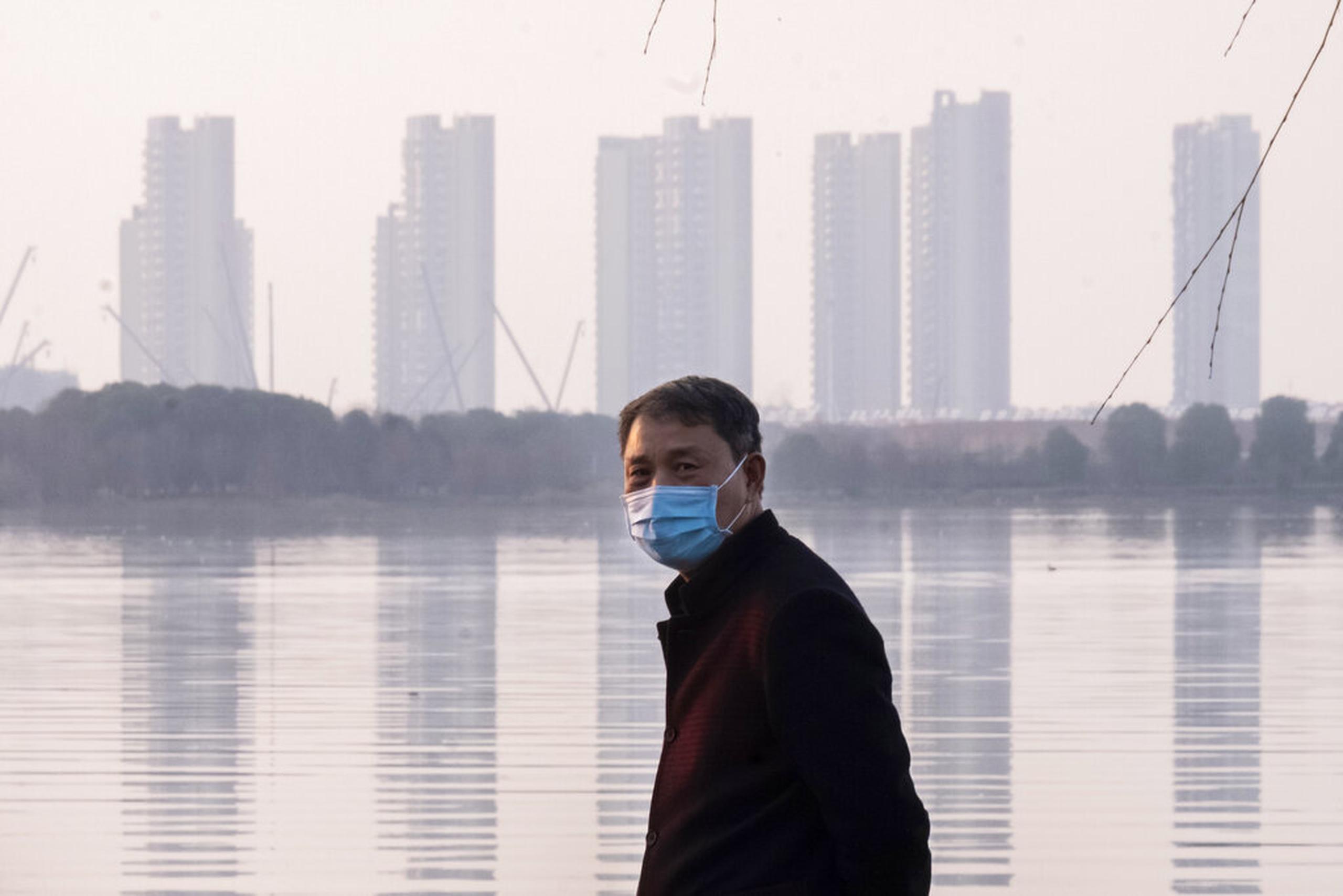 Un hombre porta una mascarilla en la ciudad de Wuhan, en la provincia de Hubei, en el centro de China.