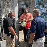 Policías reparten compras en Arecibo, Morovis y Manatí 