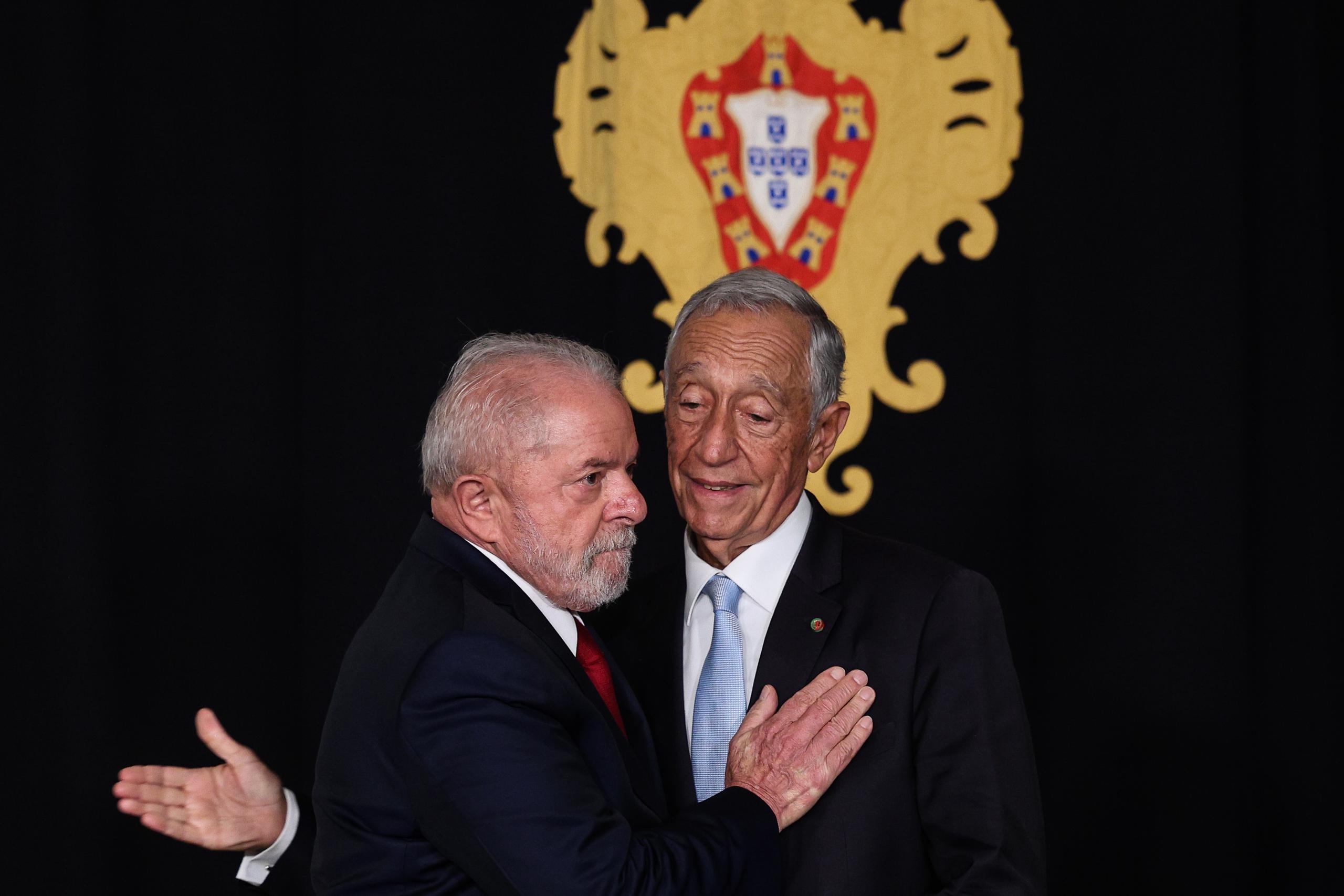 El presidente electo de Brasil, Luiz Inacio Lula da Silva, junto a su homólogo portugués, Marcelo Rebelo de Sousa, tras su reunión en el palacio de Belem, en Lisboa, Portugal, el 18 de noviembre 2022. (EFE/EPA/TIAGO PETINGA)