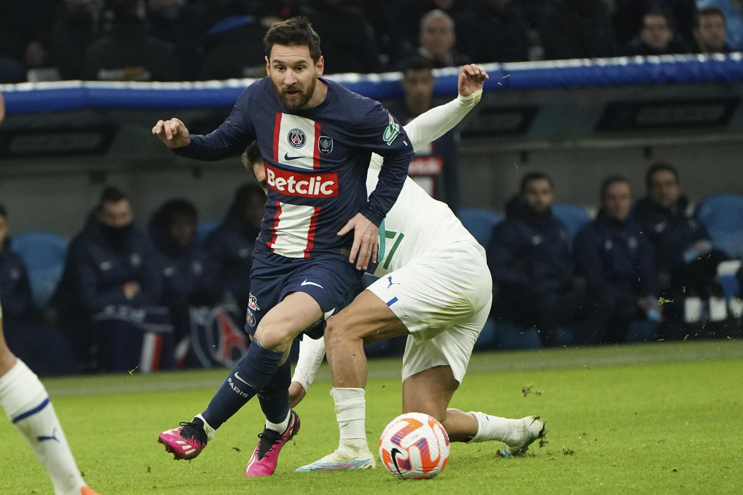En foto del miércoles 8 de febrero del 2023, Lionel Messi del Paris Saint-Germain regatea el balón superando a Cengiz Under del Marsella en el encuentro de la Copa. (AP Foto/Laurent Cipriani)
