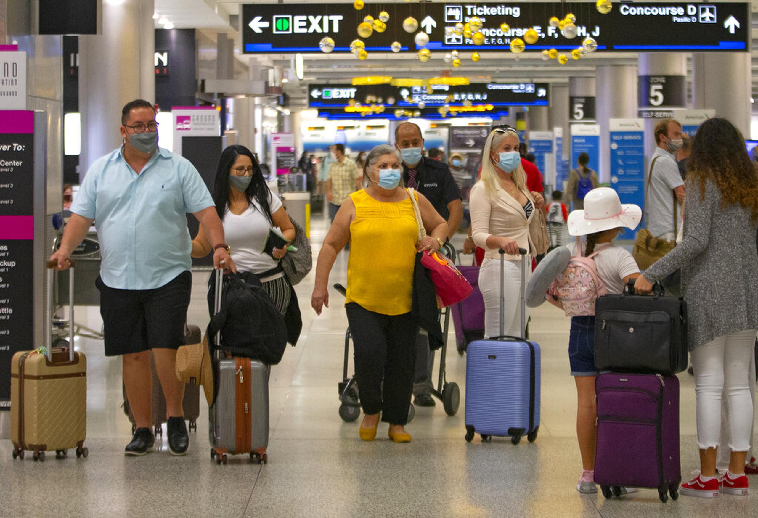 Vista de viajeros caminando por el Aeropuerto Internacional de Miami ayer, domingo.