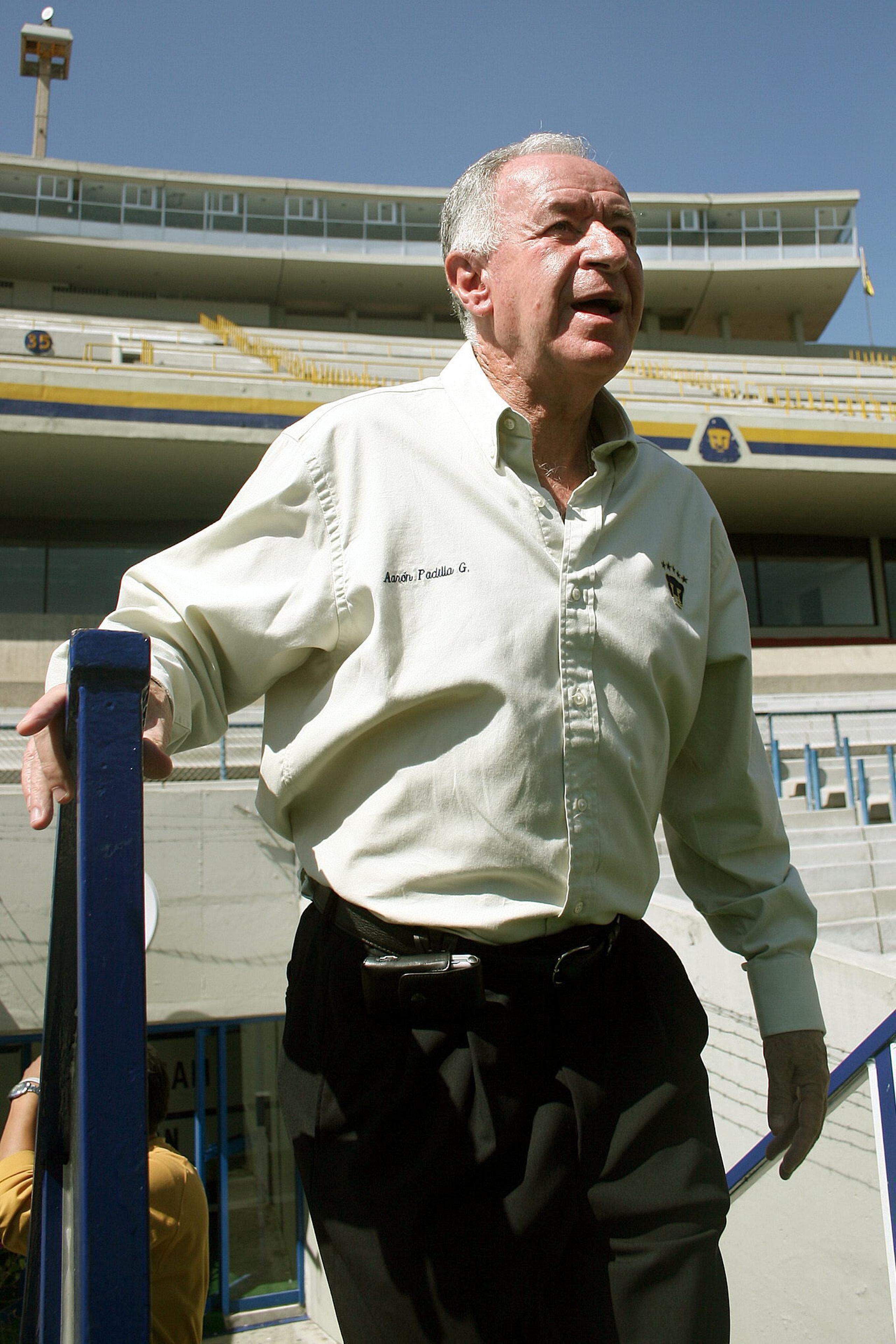 El expresidente de los Pumas de la Universidad Nacional Autónoma de México (UNAM), Aarón Padilla durante el entrenamiento del miércoles 2 de noviembre de 2005.