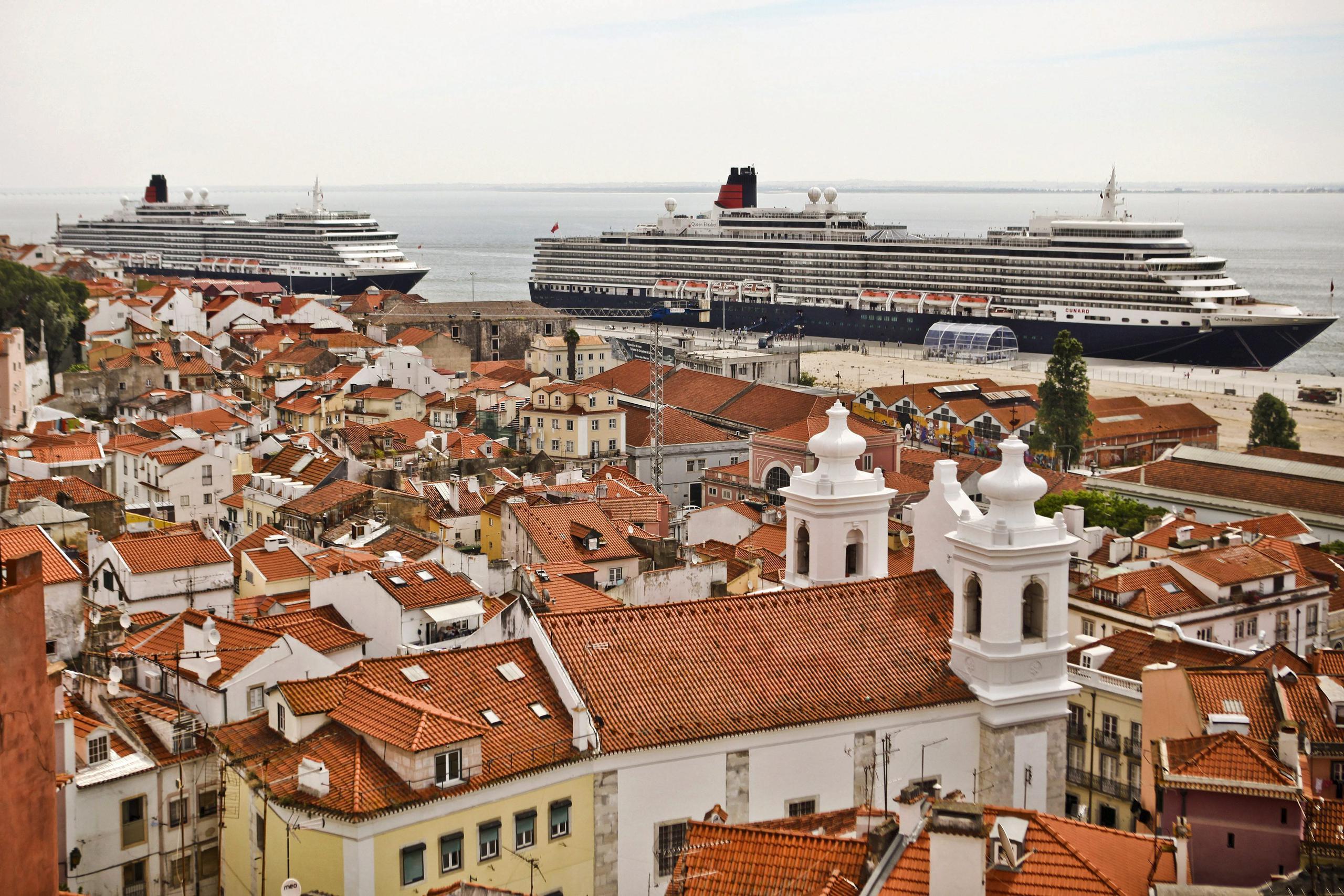 Un par de cruceros en el puerto de Lisboa.