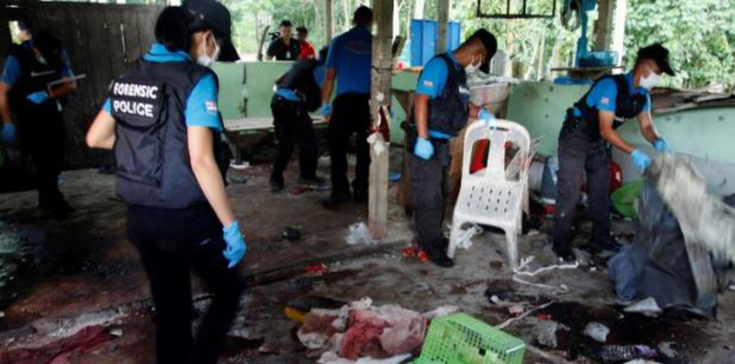 Policías inspeccionan el sitio de un ataque contra 15 voluntarios de defensa de una aldea e hirieron a cinco miembros de las fuerzas de seguridad en el sur de Tailandia, (Archivo)