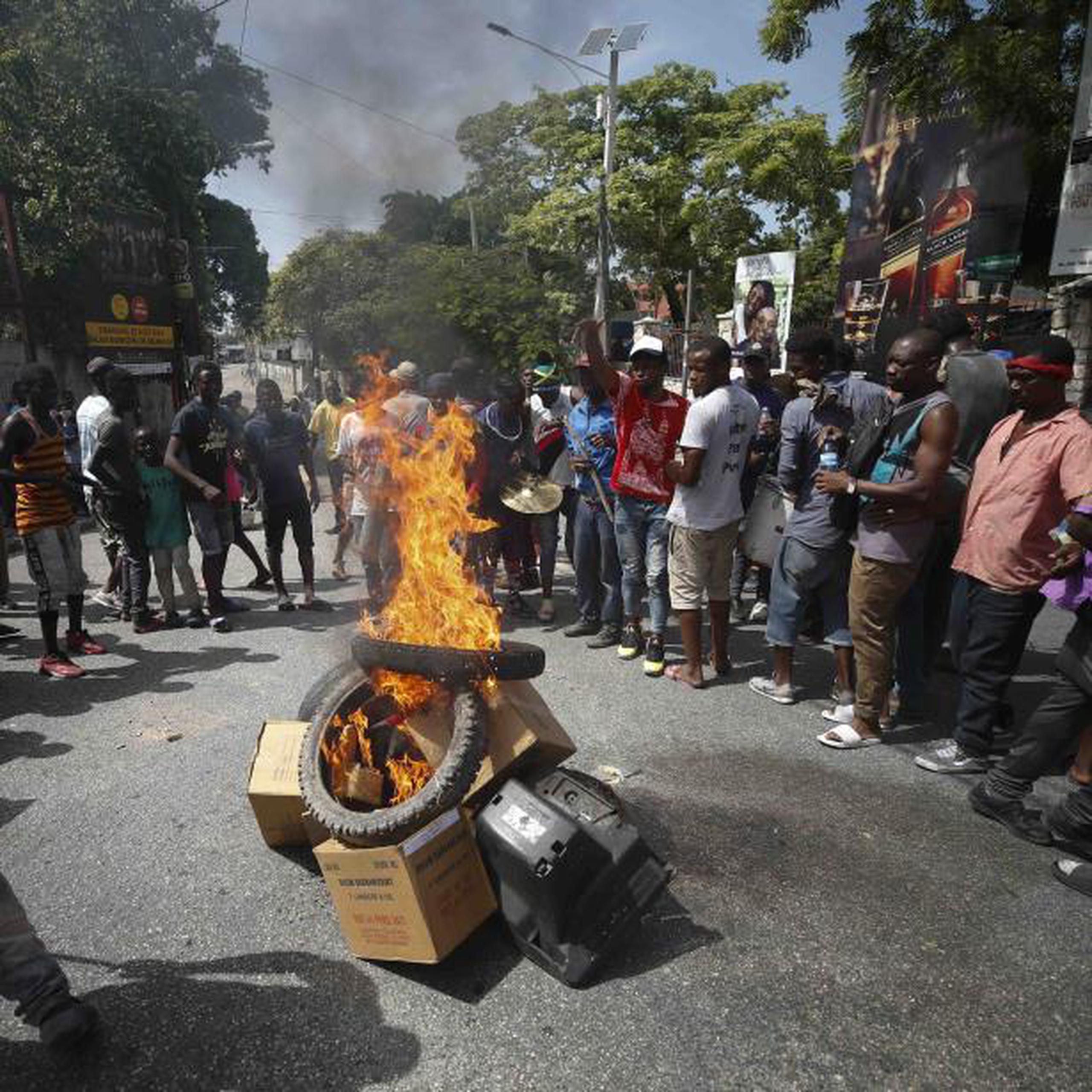 Los manifestantes exigen la renuncia del presidente Jovenel Moïse. (AP / Rebecca Blackwell)