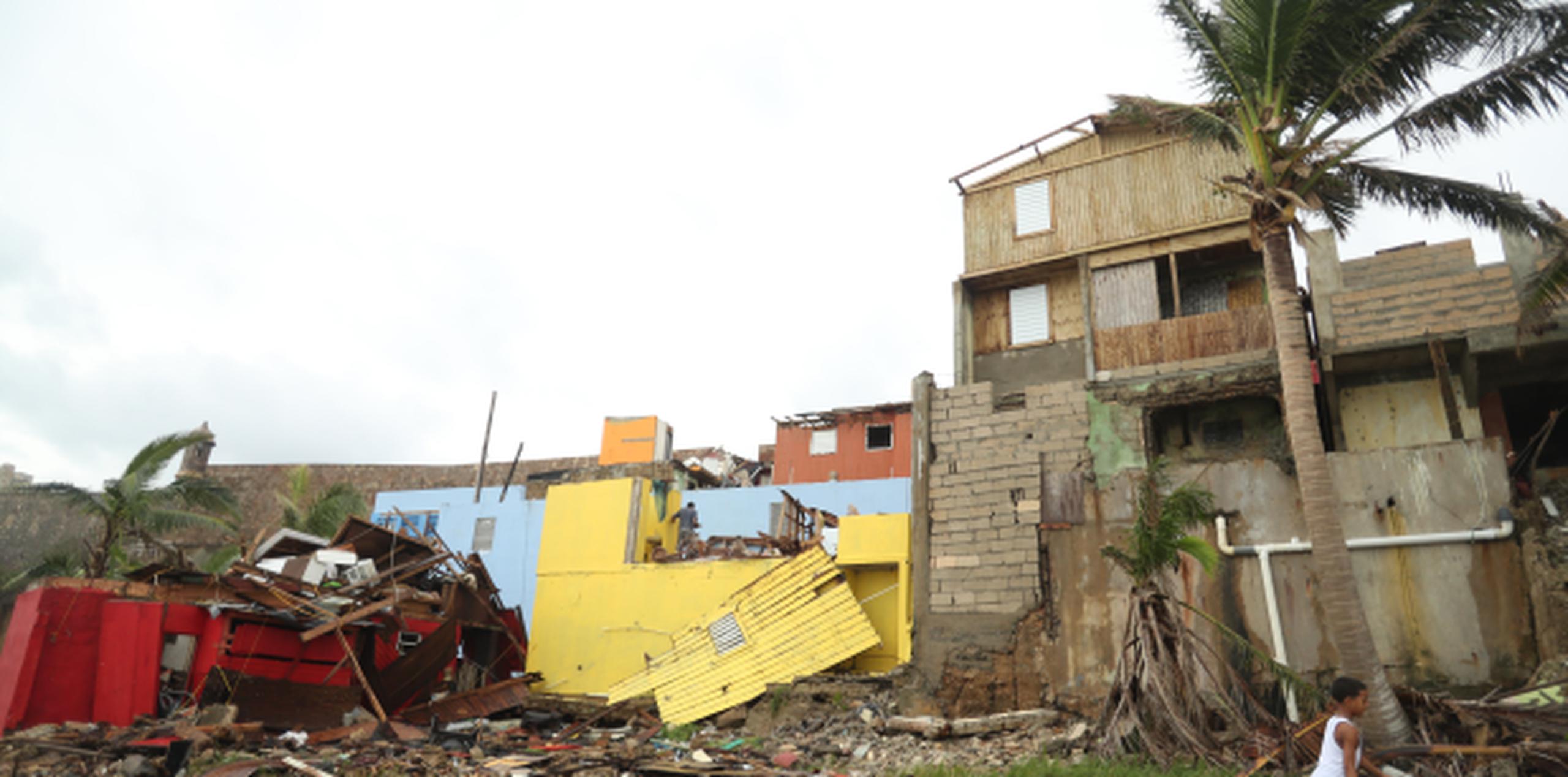 Decenas de casas perdieron sus techos y ventanas, se cayeron postes y se arruinaron autos, ante la mirada impotente de los vecinos. (vanessa.serra@gfrmedia.com)
