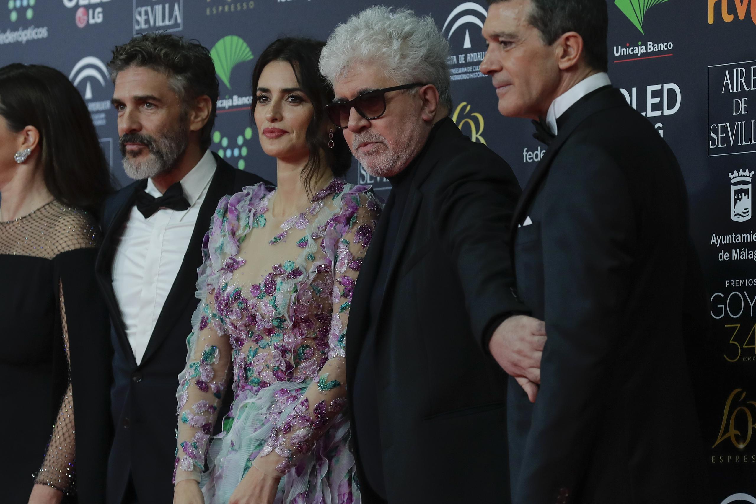 De izquierda a derecha, el actor Leonardo Sbaraglia, la actriz Penélope Cruz, el director Pedro Almodóvar y el actor Antonio Banderas posan al llegar a la ceremonia de los premios Goya
