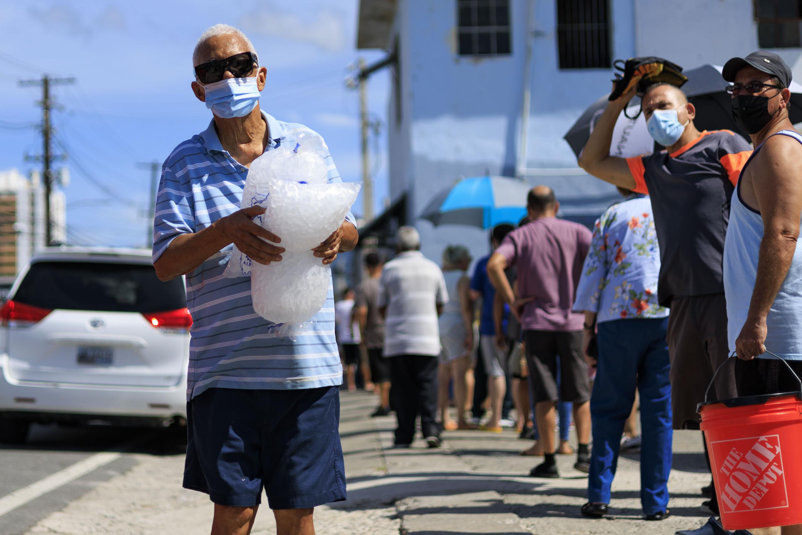 Decenas de personas hicieron fila en la hielera Tropical City Industries en la avenida Hostos en Ponce. Los clientes solo podían llevarse dos bolsas por persona.