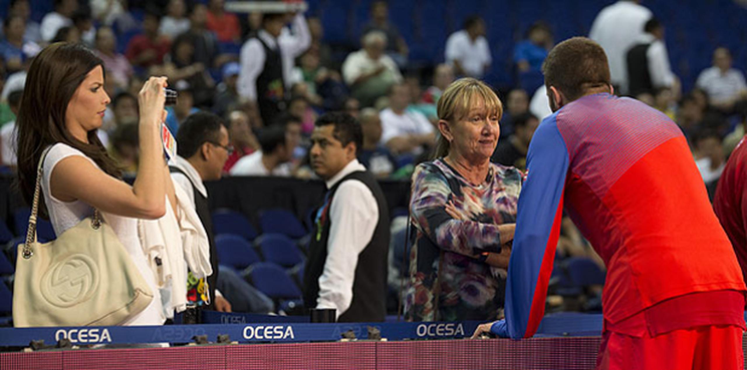 Jose Juan Barea saluda a su madre Marta Mora antes de que empiece el partido. (teresa.canino@gfrmedia.com)