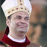 Escándalo en el Vaticano: Renuncia obispo polaco tras orgía gay en su apartamento