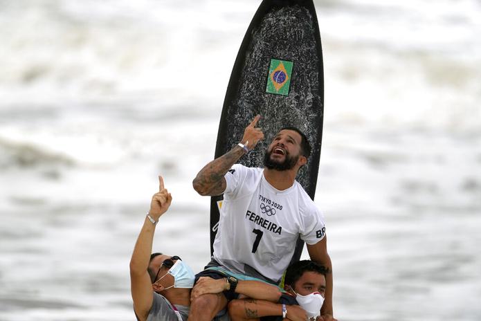 Ítalo Ferreira de Brasil celebra ganar la medalla de oro en la competencia masculina de surf en los Juegos Olímpicos 2020, el 27 de julio de 2021, en la playa Tsurigasaki, en Ichinomiya, Japón.