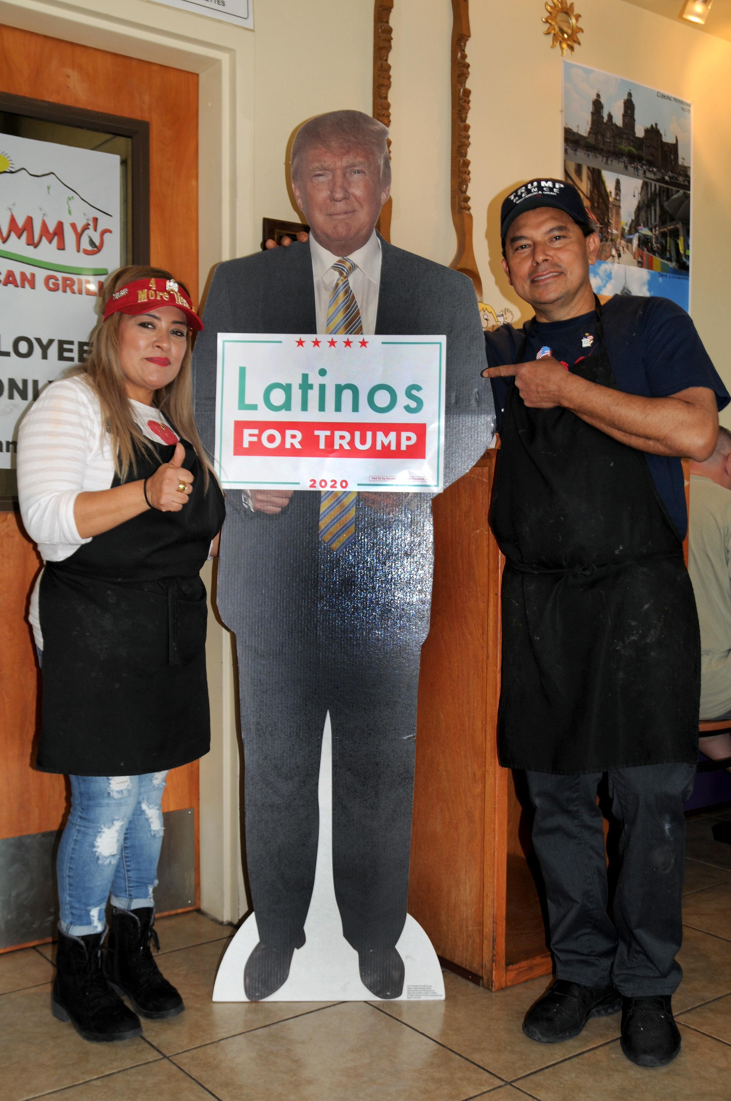 Crítico del manejo migratorio del presidente Joe Biden, Rivas y su esposa Betty, una inmigrante mexicana, dueños de un restaurante en el norte de Tucson, han sido fieles seguidores del expresidente Donald Trump.