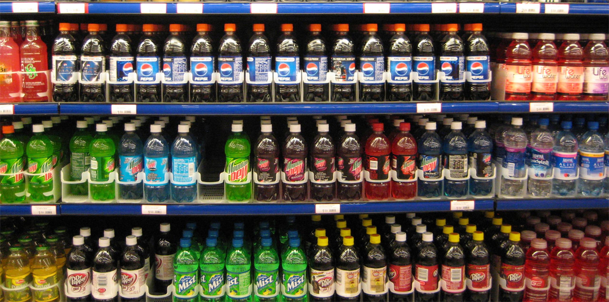 La OMS dice que gravar las bebidas azucaradas podría ayudar a reducir el consumo de azúcares.