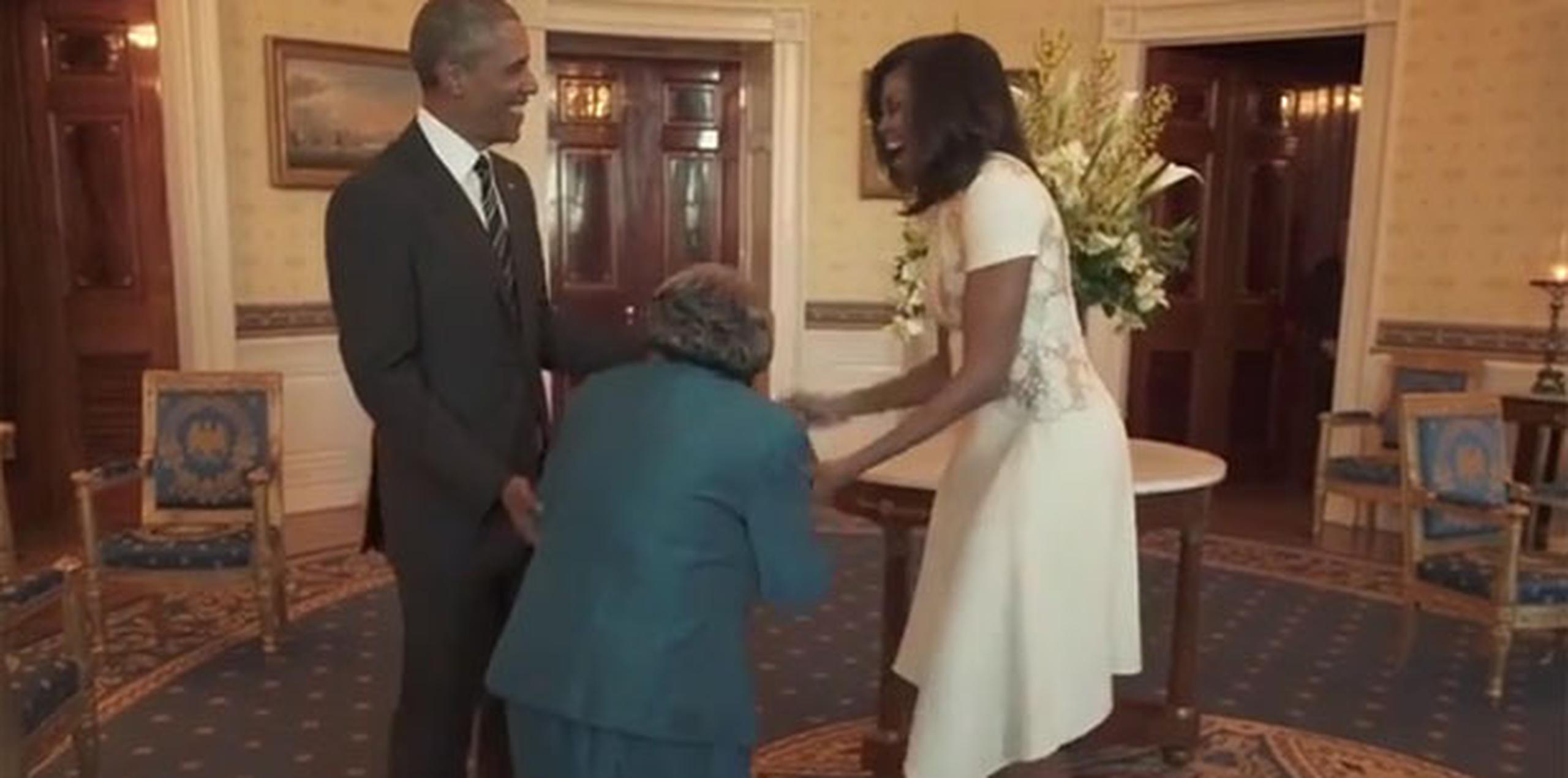 Mientras los tres posaban para las cámaras, la anciana se declaró "feliz" de poder conocer a Obama, el décimo octavo presidente que ha visto entrar en la Casa Blanca a lo largo de su vida. (Youtube)